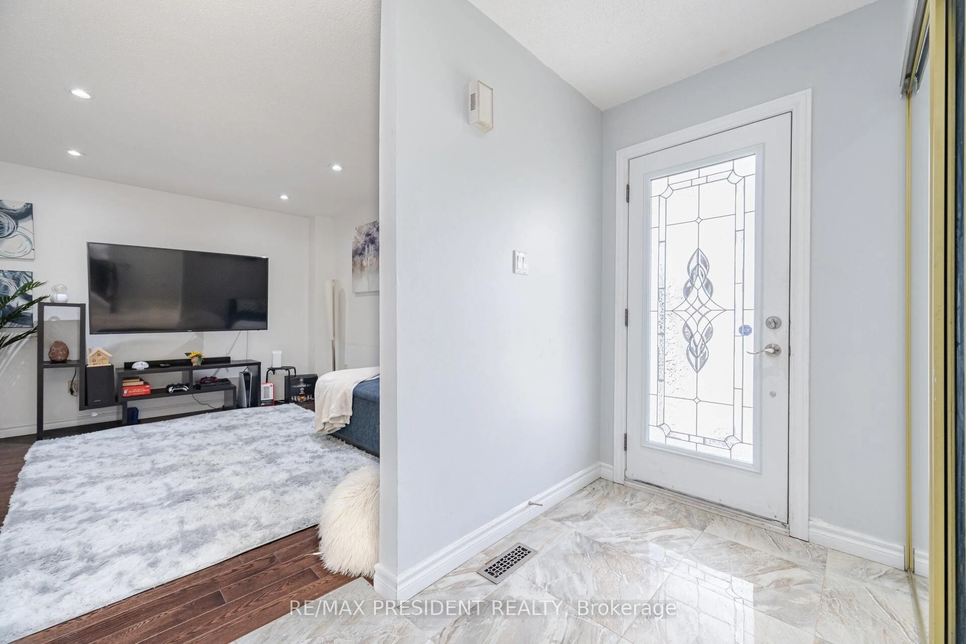 Indoor entryway for 69 Chalmers Cres, Ajax Ontario L1S 5Y1