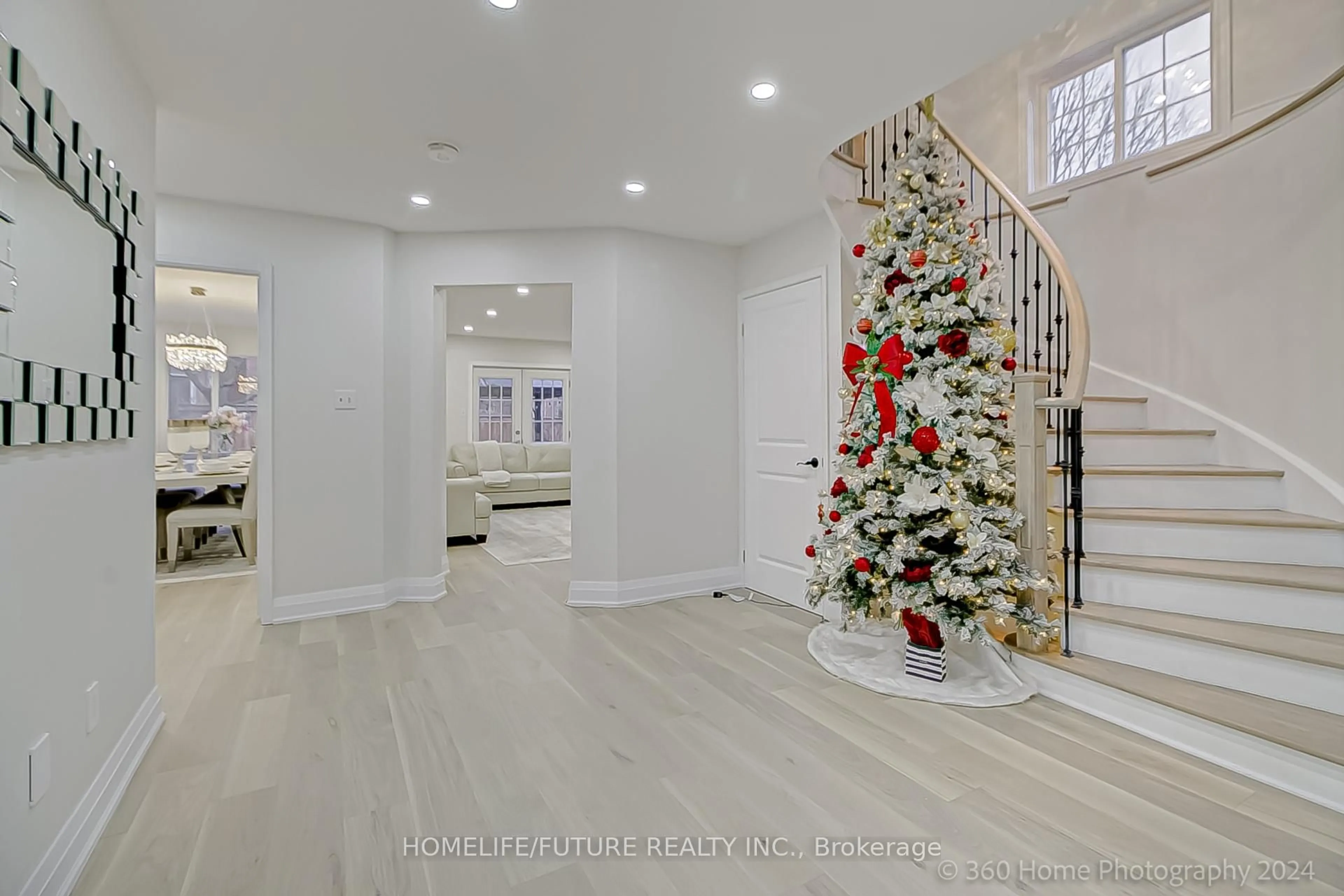 Indoor entryway for 1 Wigston Crt, Whitby Ontario L1R 2B8