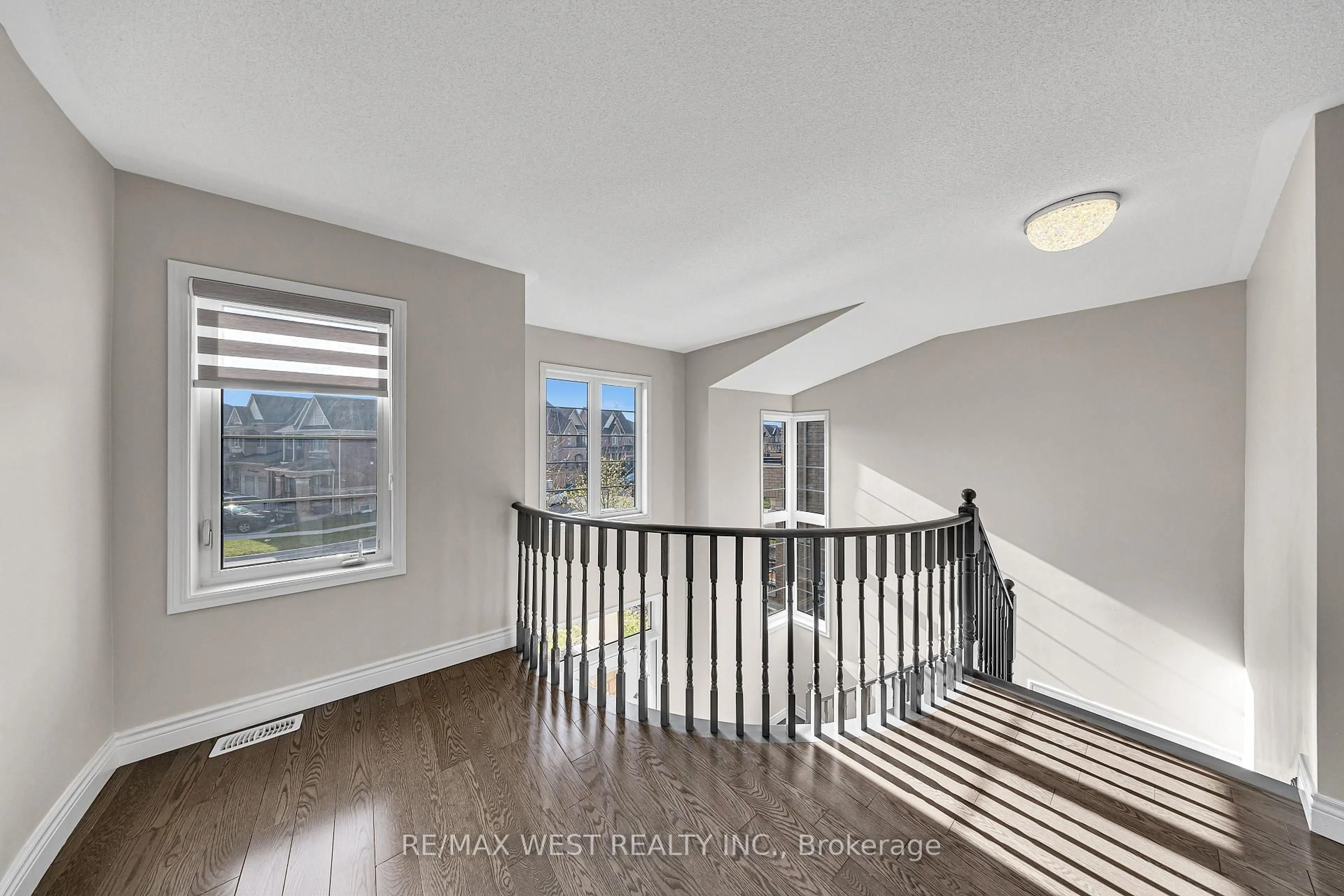 Unknown for 2485 Bandsman Cres, Oshawa Ontario L1L 0M1