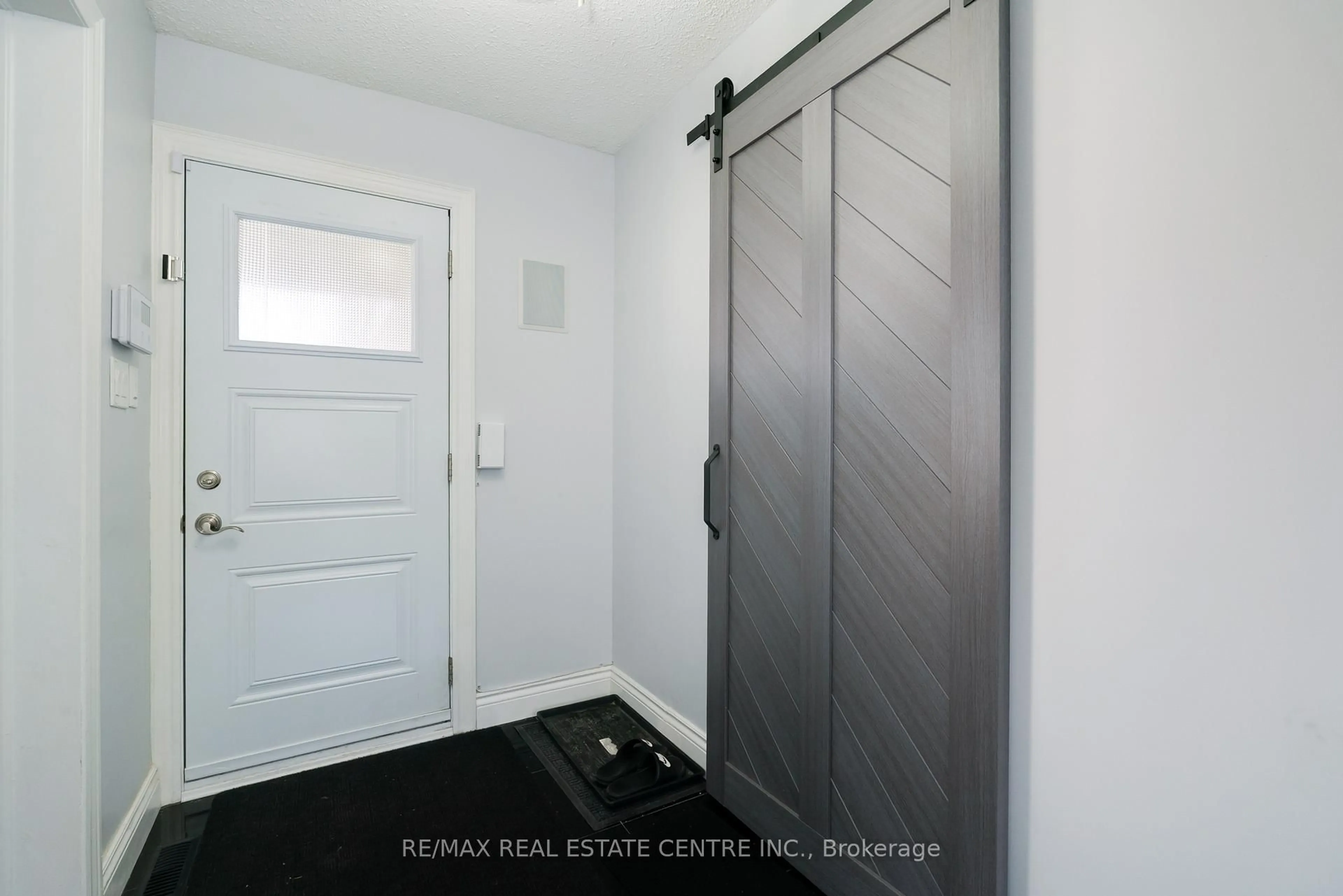 Indoor entryway for 1865 Malden Cres, Pickering Ontario L1V 3G3