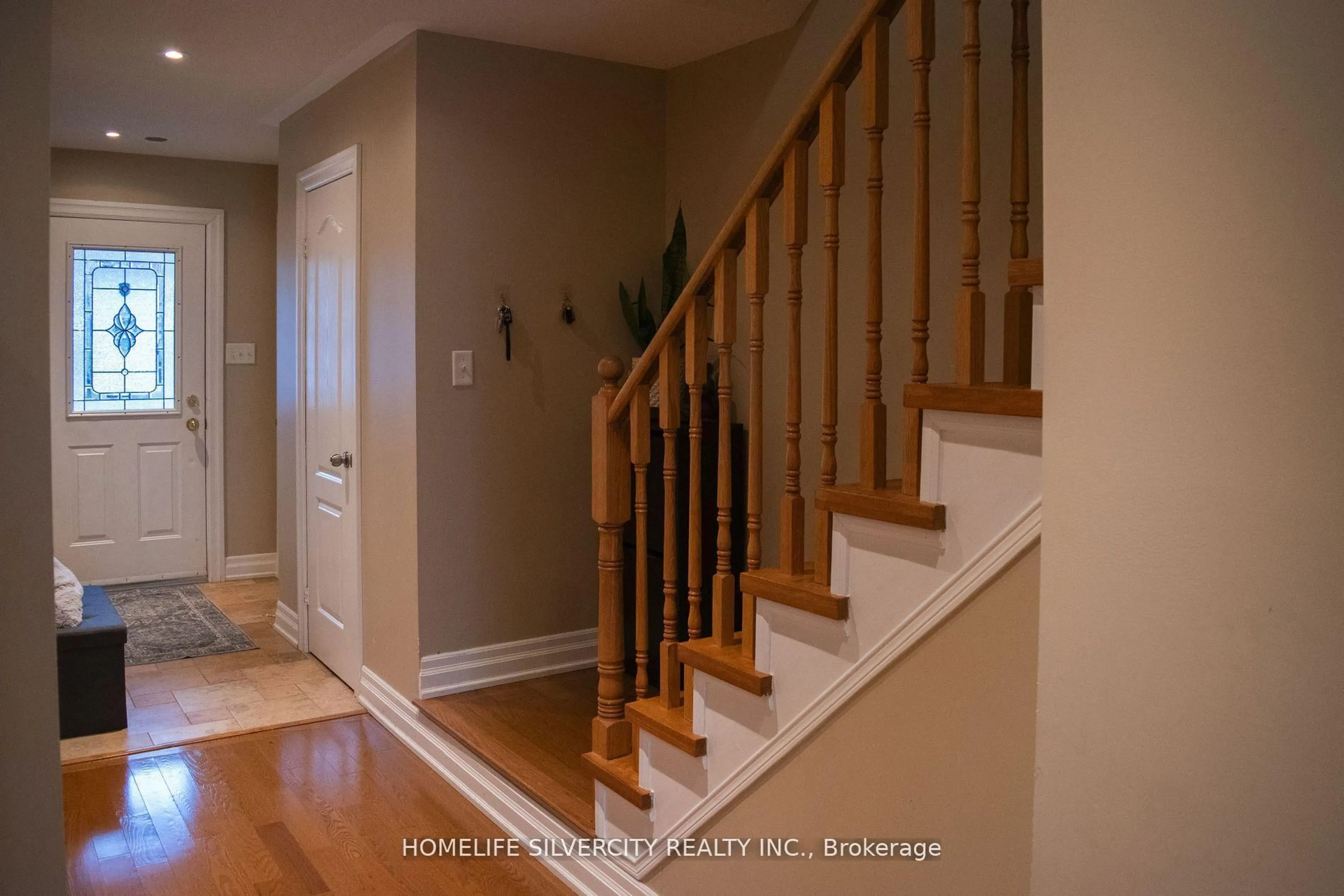 Indoor entryway for 376 Sparrow Circ, Pickering Ontario L1V 7E6