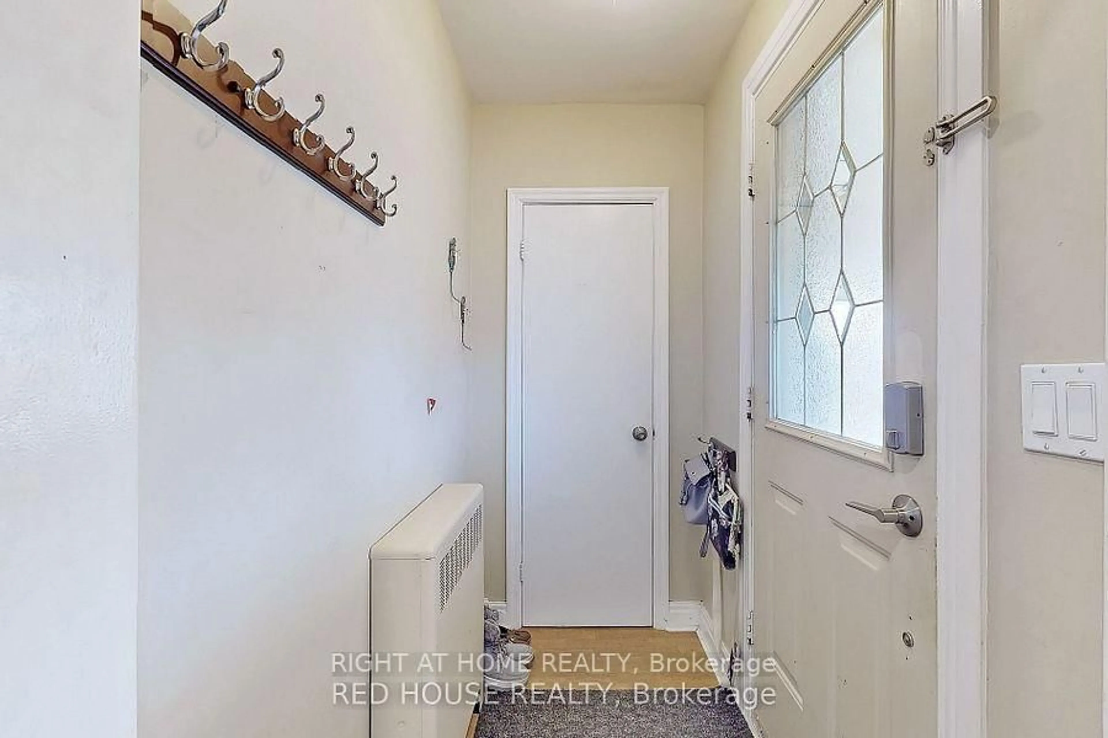 Indoor entryway for 89 Chadburn St, Oshawa Ontario L1H 5T9