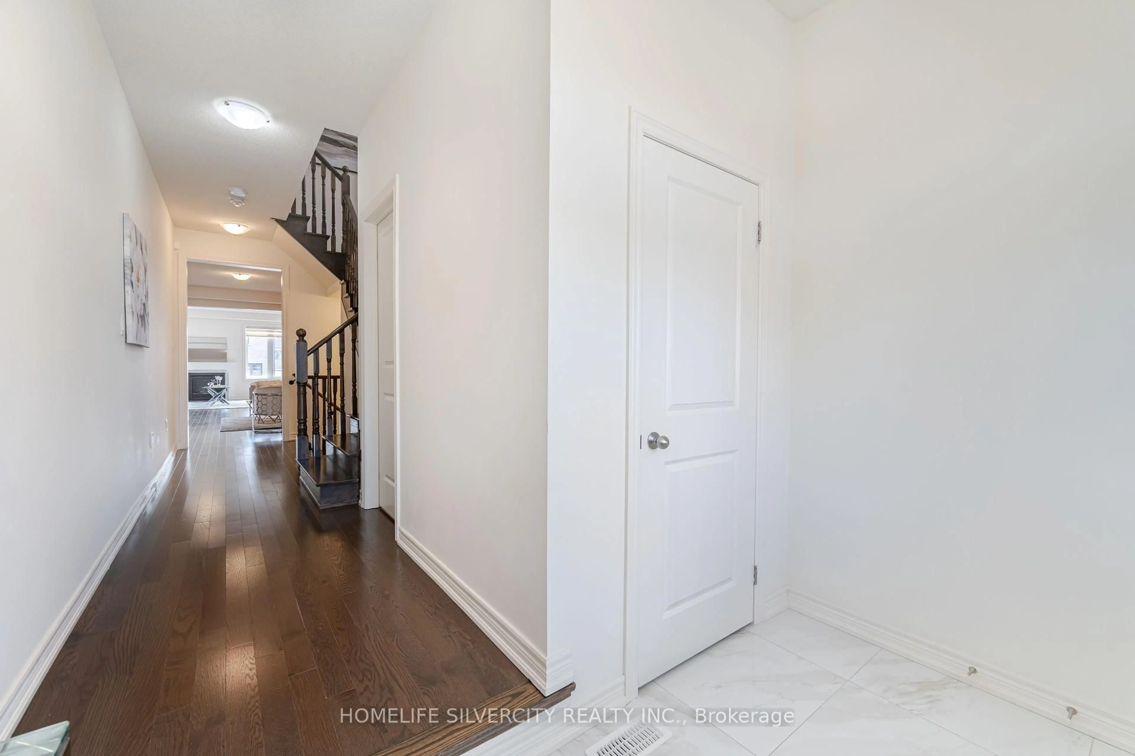 Indoor entryway for 24 DUMAINE St, Whitby Ontario L1P 0G8