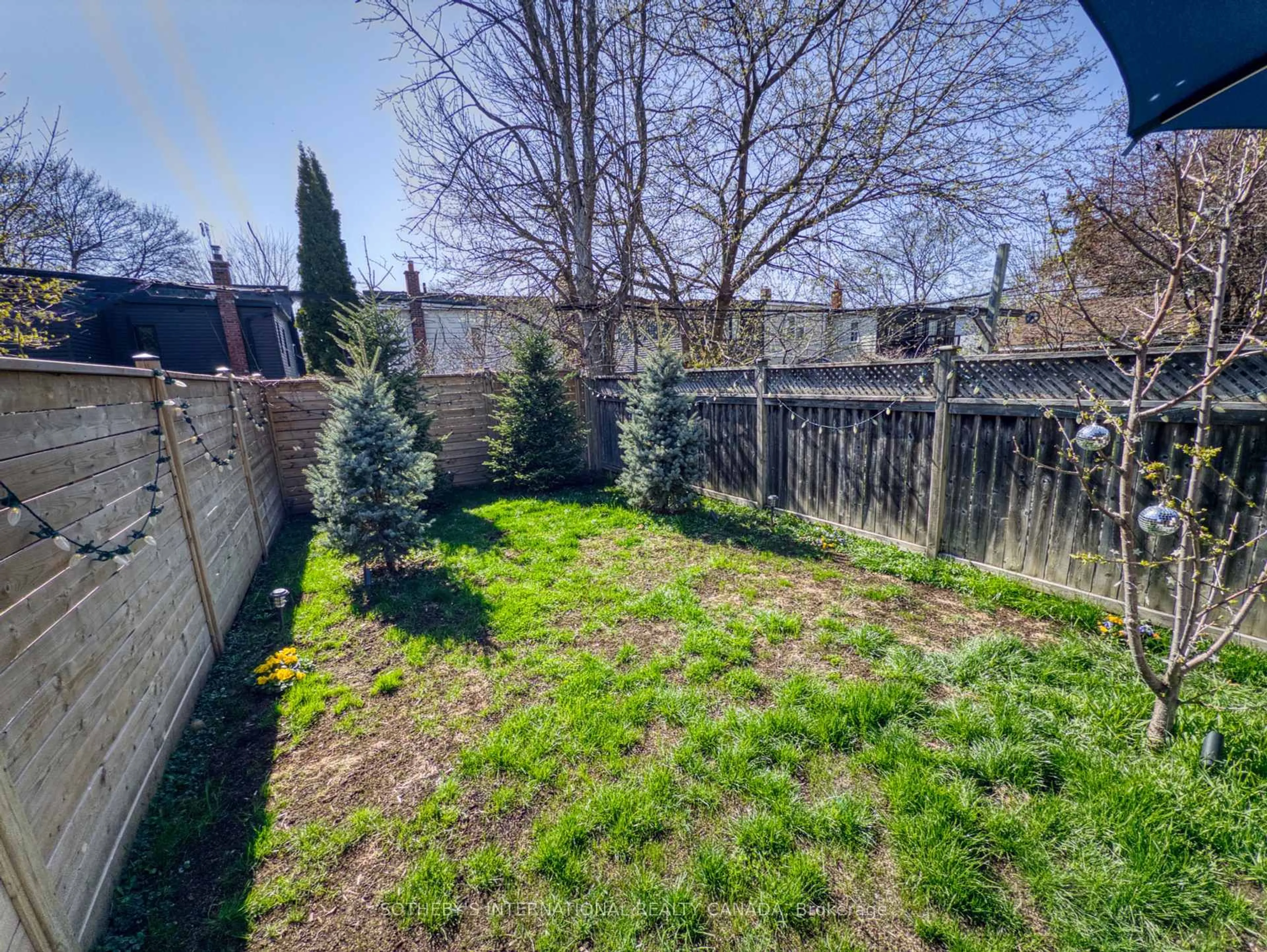 A pic from outside/outdoor area/front of a property/back of a property/a pic from drone, forest/trees view for 26 Greenwood Ave, Toronto Ontario M4L 2P4