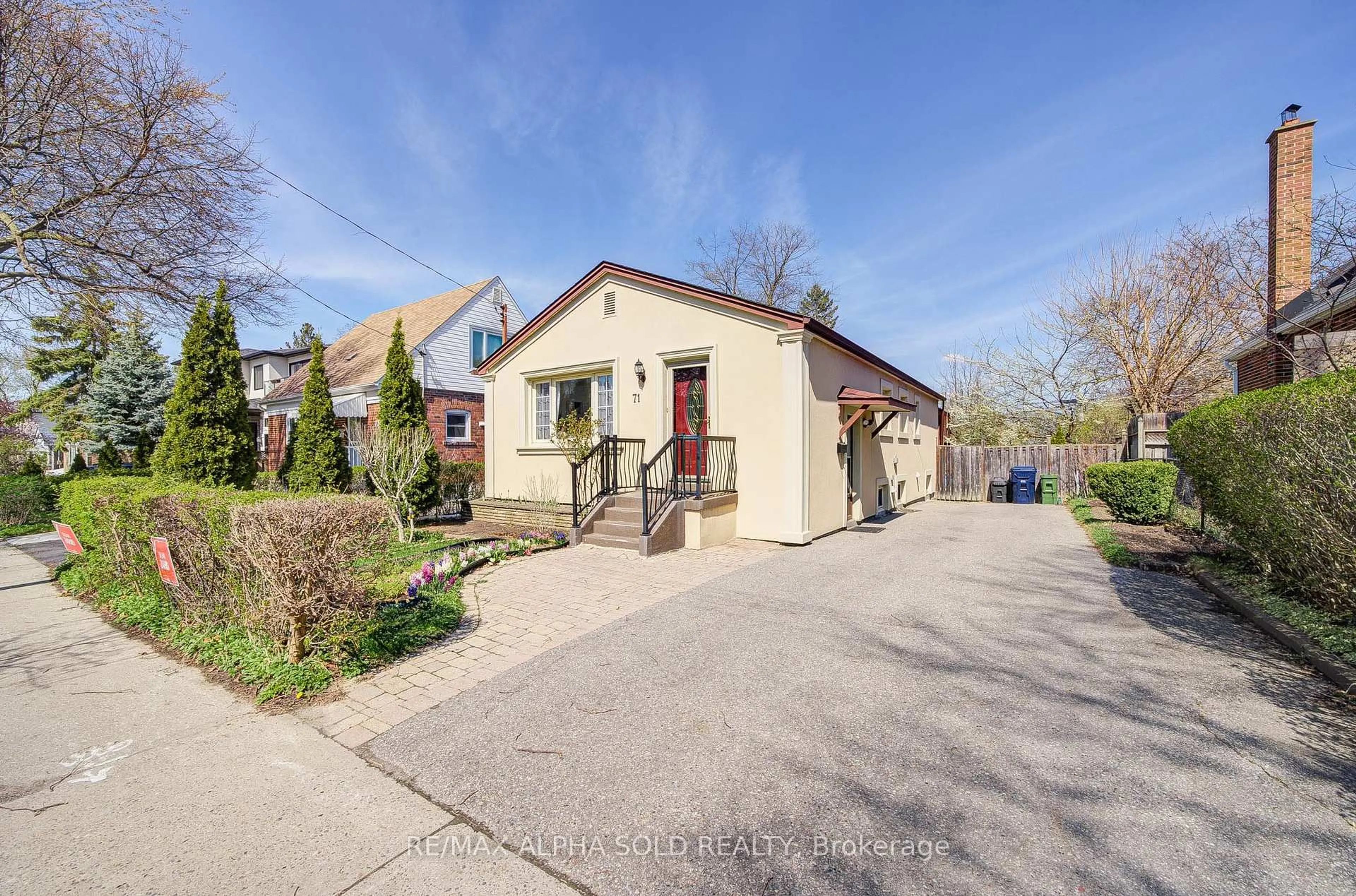 A pic from outside/outdoor area/front of a property/back of a property/a pic from drone, street for 71 Vauxhall Dr, Toronto Ontario M1P 1R1