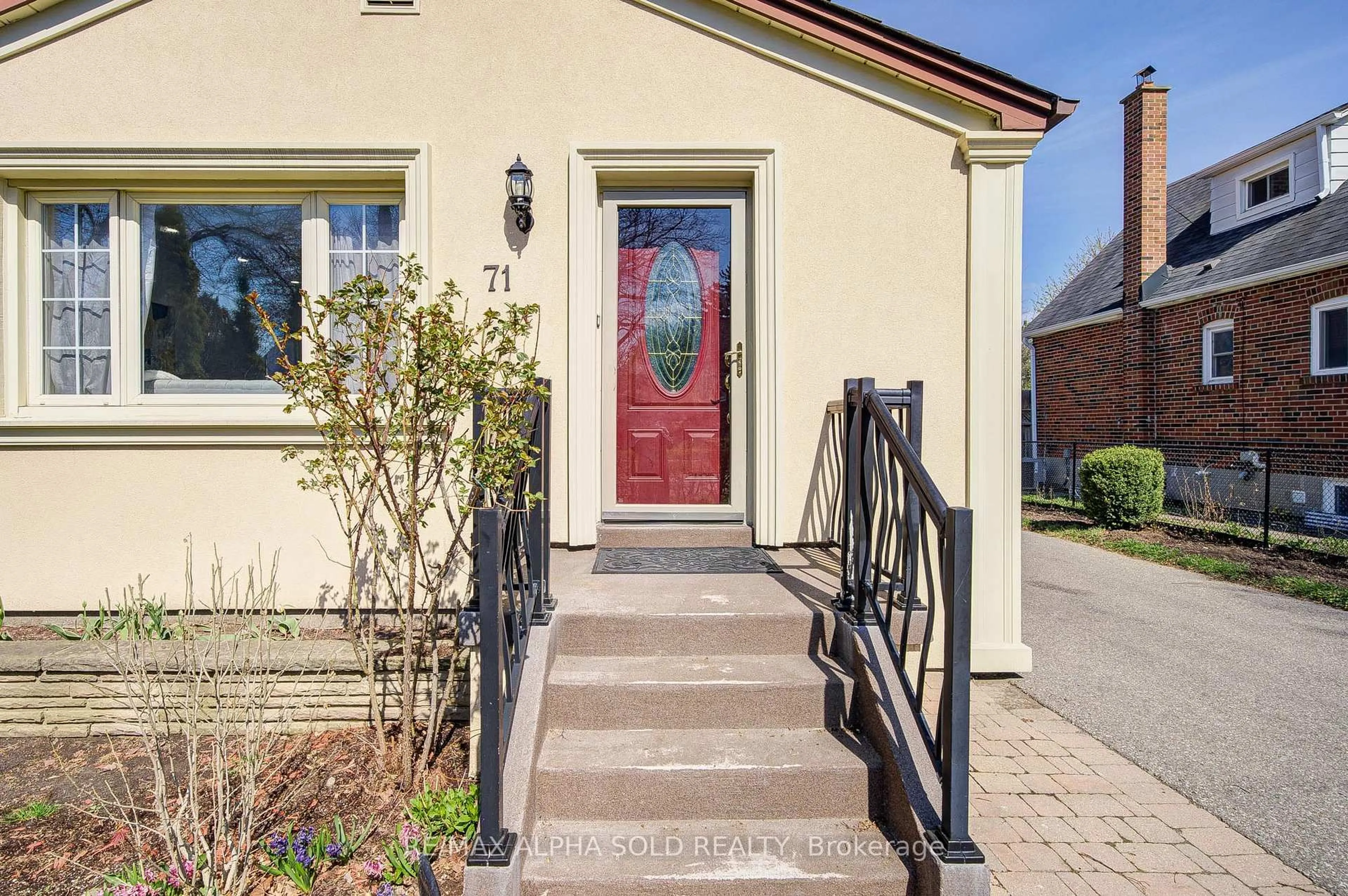 Indoor entryway for 71 Vauxhall Dr, Toronto Ontario M1P 1R1