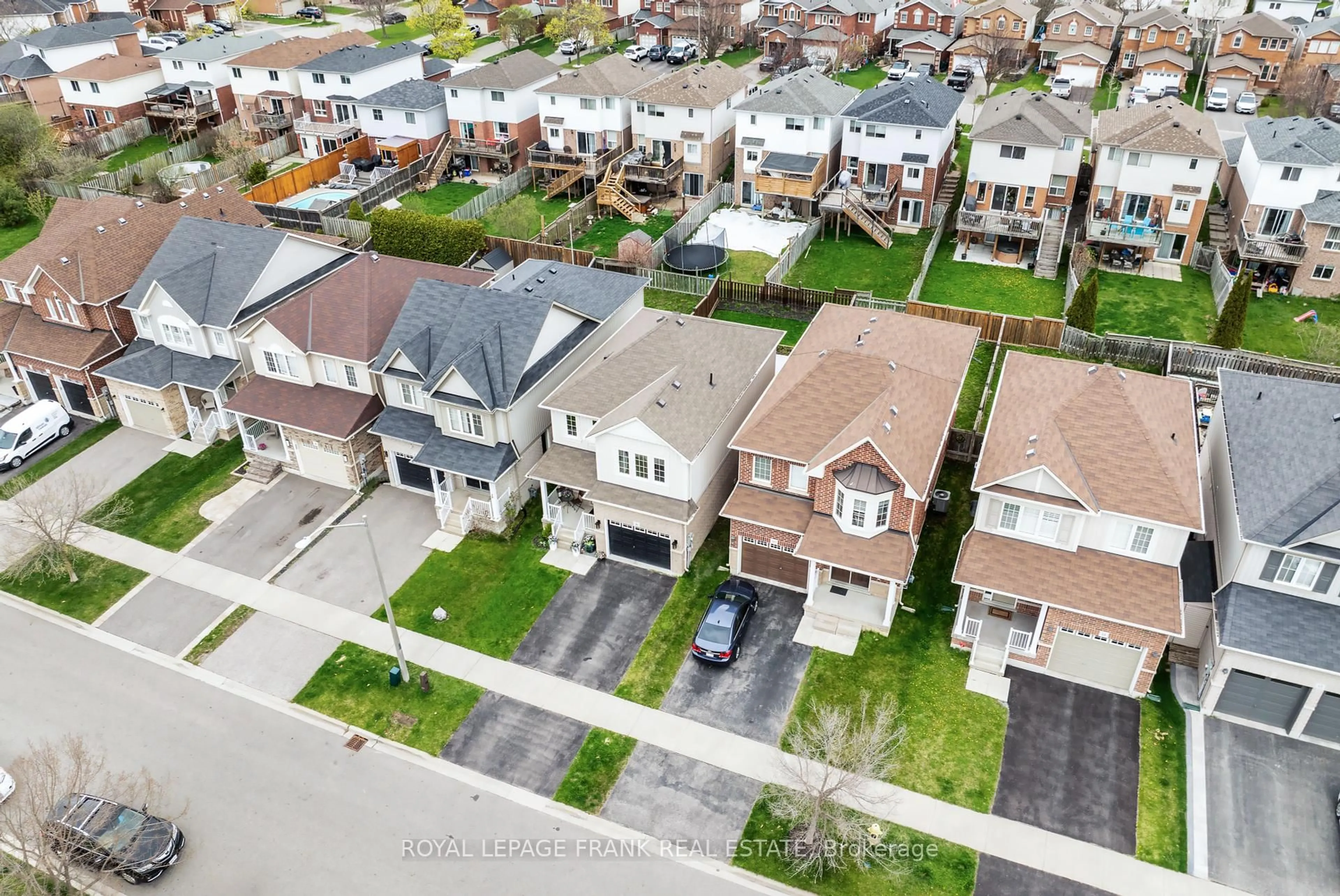 A pic from outside/outdoor area/front of a property/back of a property/a pic from drone, street for 56 William Ingles Dr, Clarington Ontario L1E 0E3