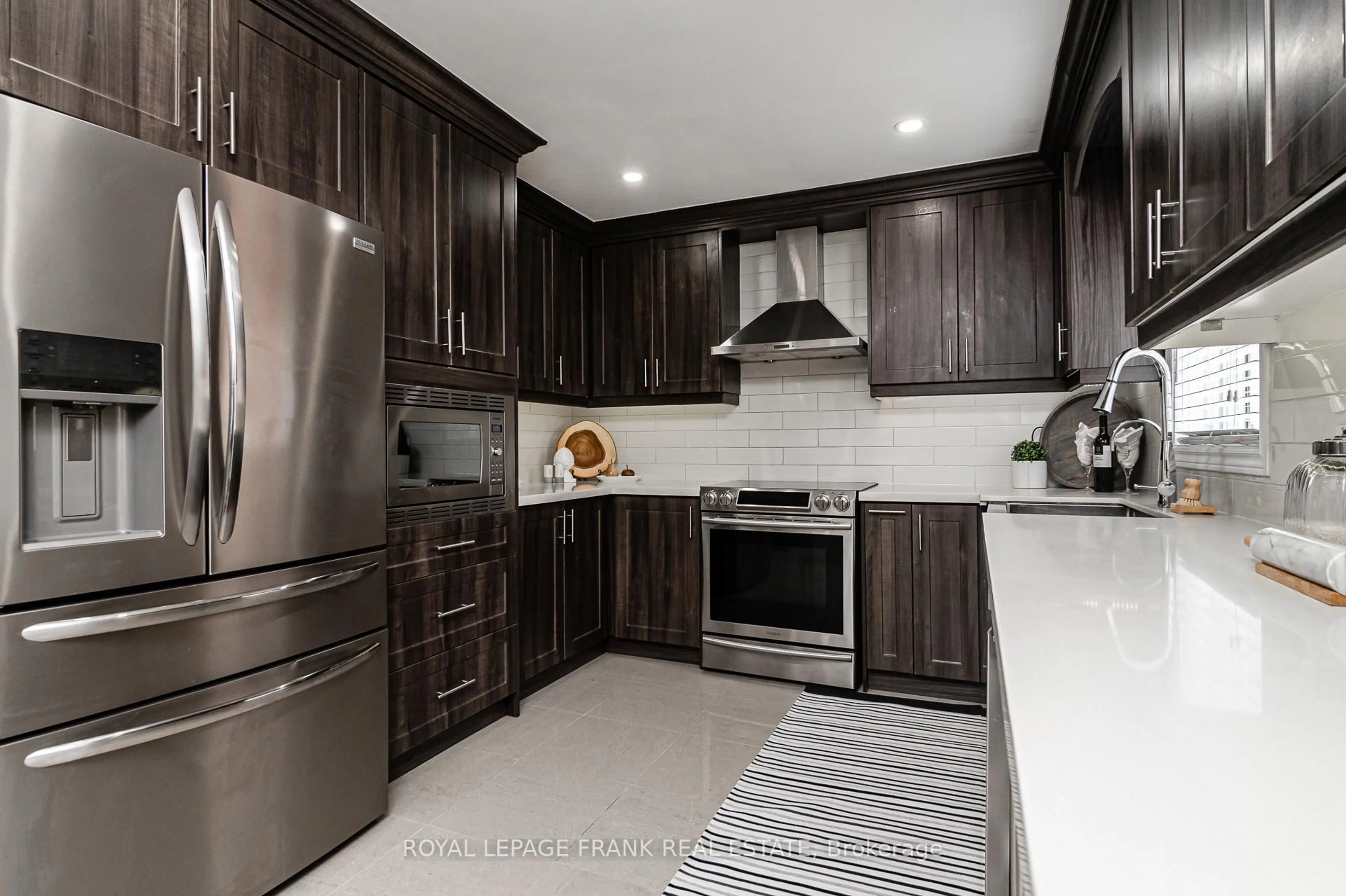 Contemporary kitchen, unknown for 750 Pascoe Crt, Oshawa Ontario L1K 1S9