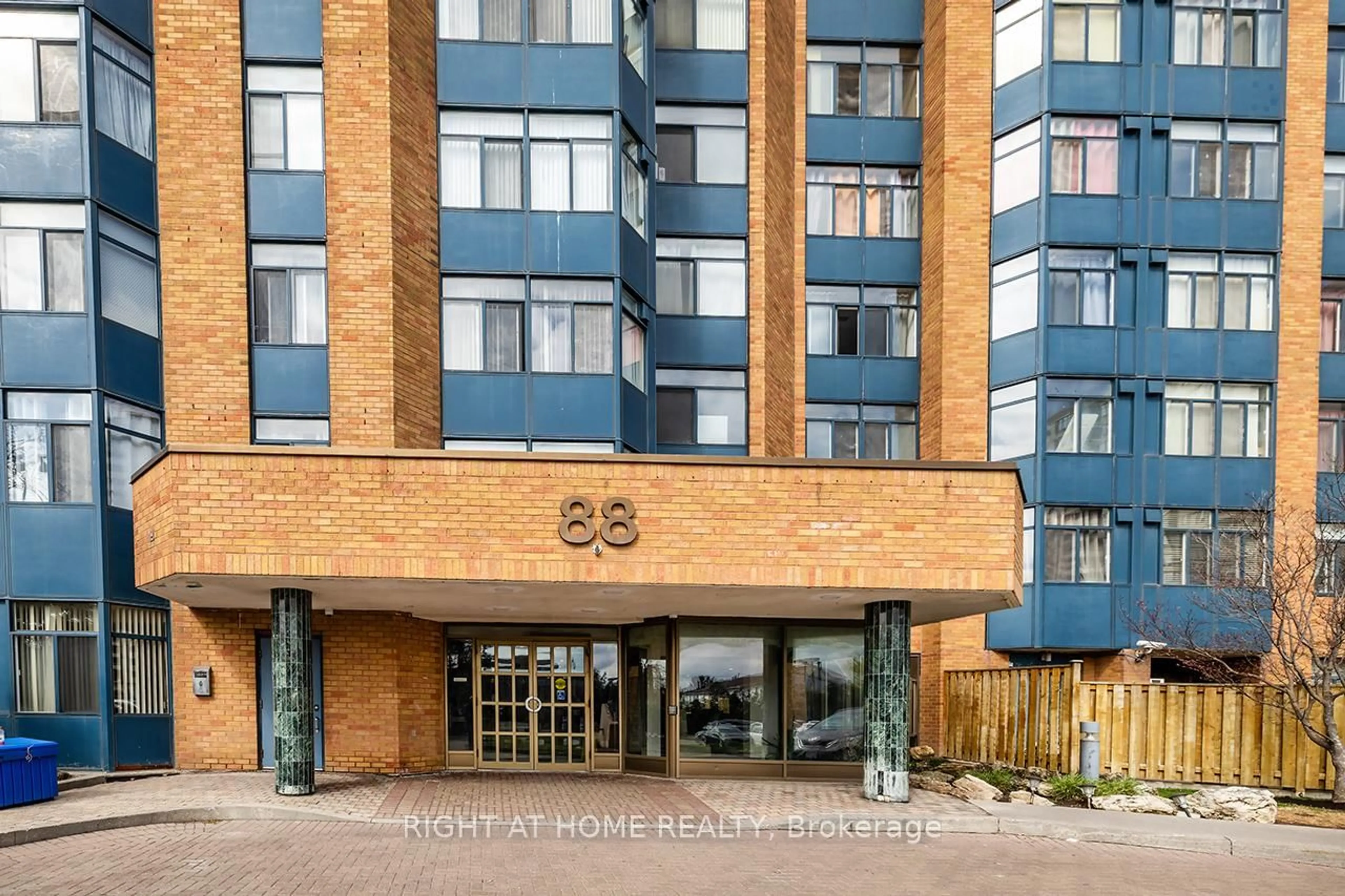Indoor foyer for 88 Alton Towers Circ #114, Toronto Ontario M1V 5C5