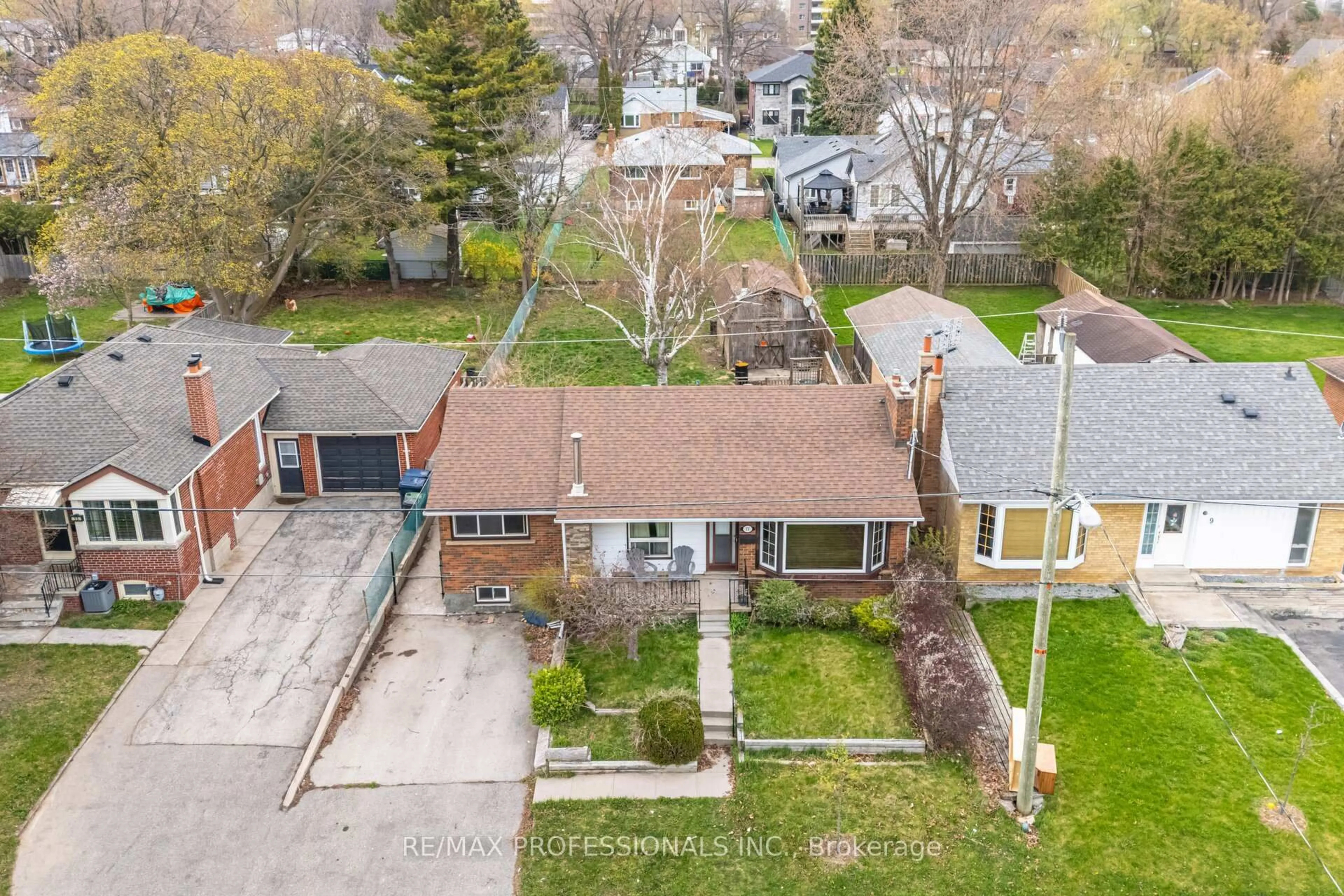 A pic from outside/outdoor area/front of a property/back of a property/a pic from drone, street for 11 Jeanette St, Toronto Ontario M1M 3G2