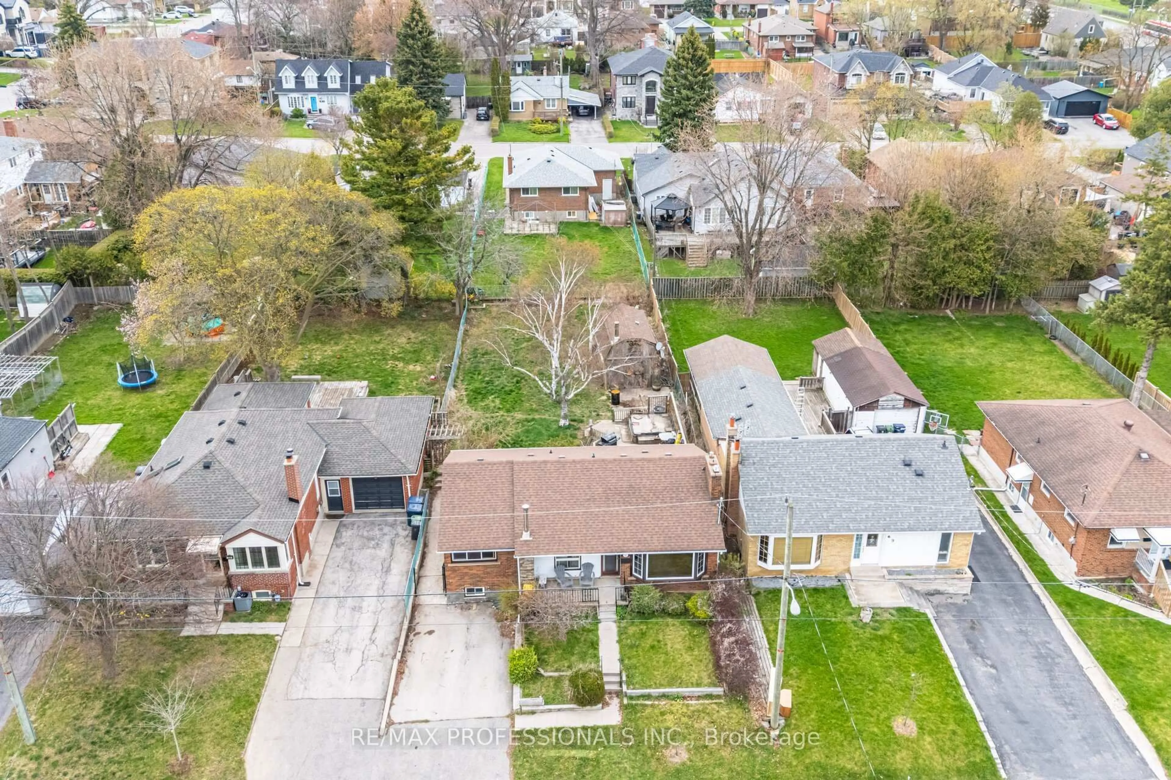 A pic from outside/outdoor area/front of a property/back of a property/a pic from drone, street for 11 Jeanette St, Toronto Ontario M1M 3G2