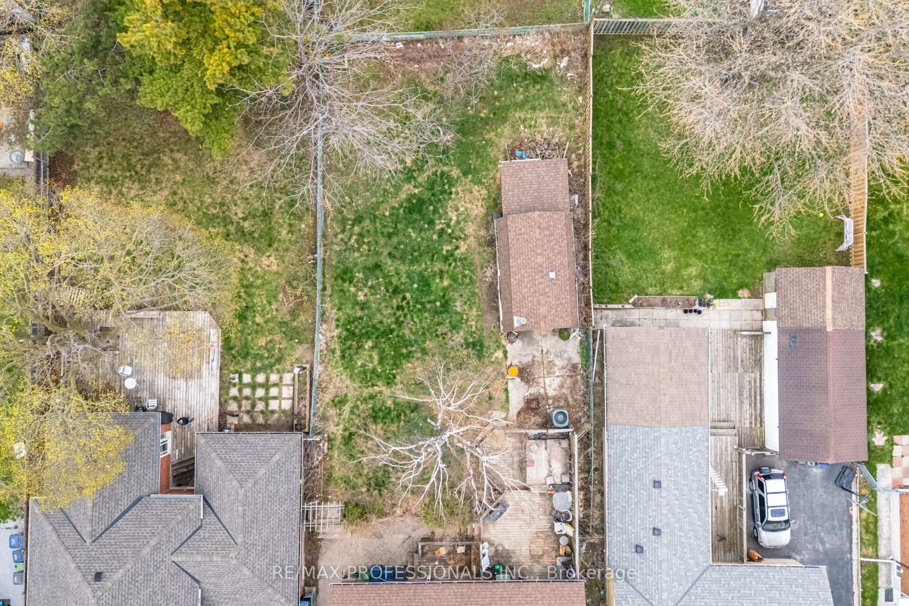 A pic from outside/outdoor area/front of a property/back of a property/a pic from drone, unknown for 11 Jeanette St, Toronto Ontario M1M 3G2