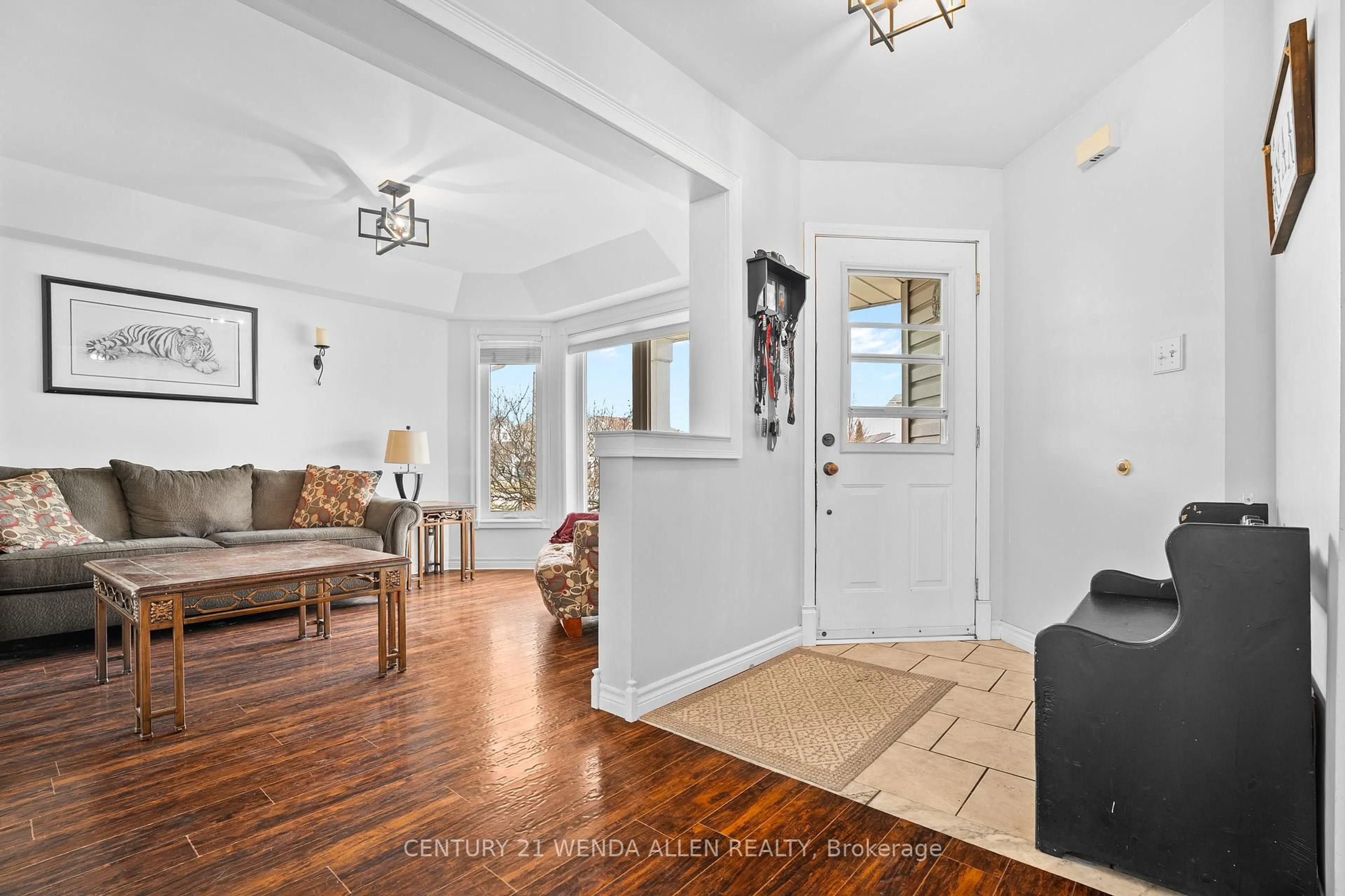 Indoor entryway for 6 Hammond St, Clarington Ontario L1C 5E5