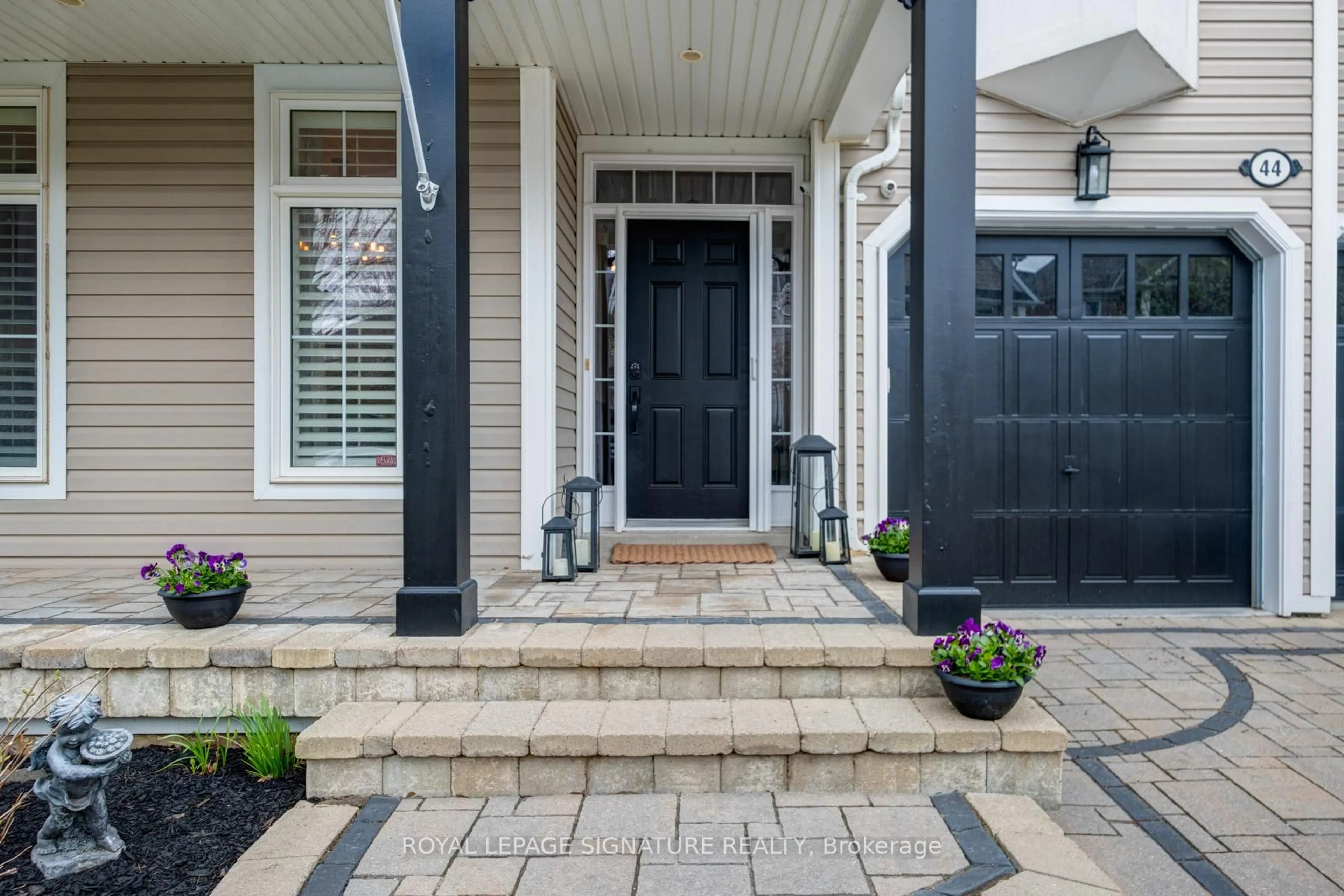 Indoor entryway for 44 Strandmore Circ, Whitby Ontario L1M 0B9