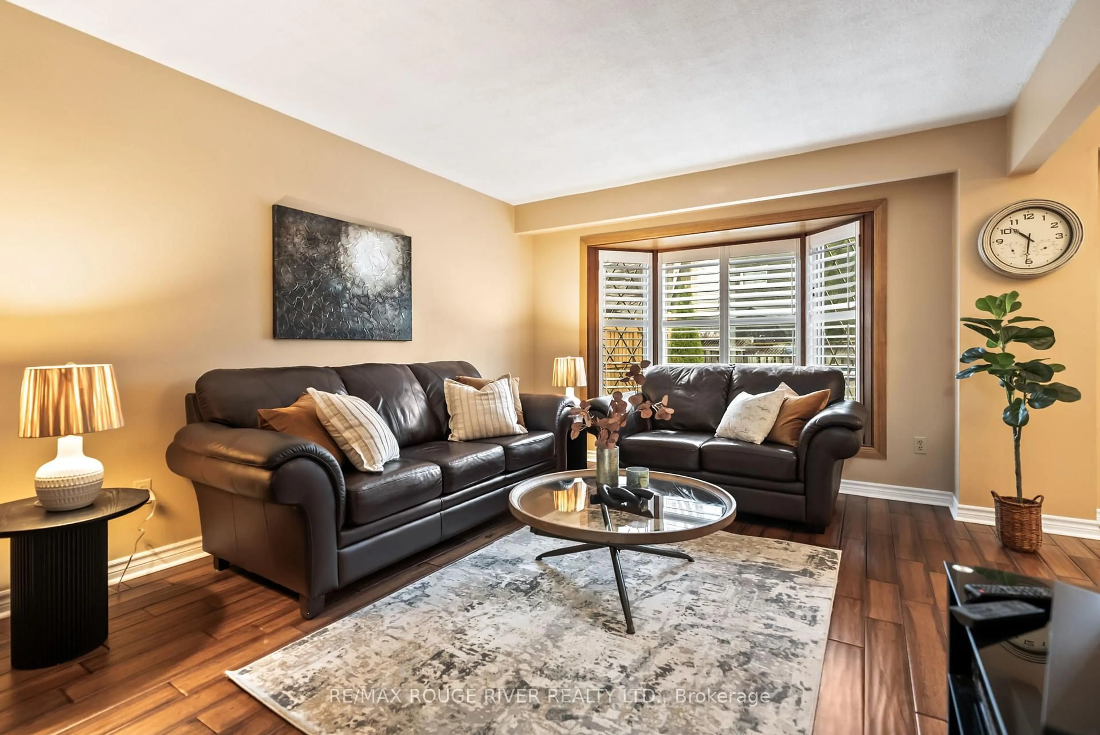 Living room with furniture, wood/laminate floor for 9 Harrison Crt, Whitby Ontario L1N 6E2