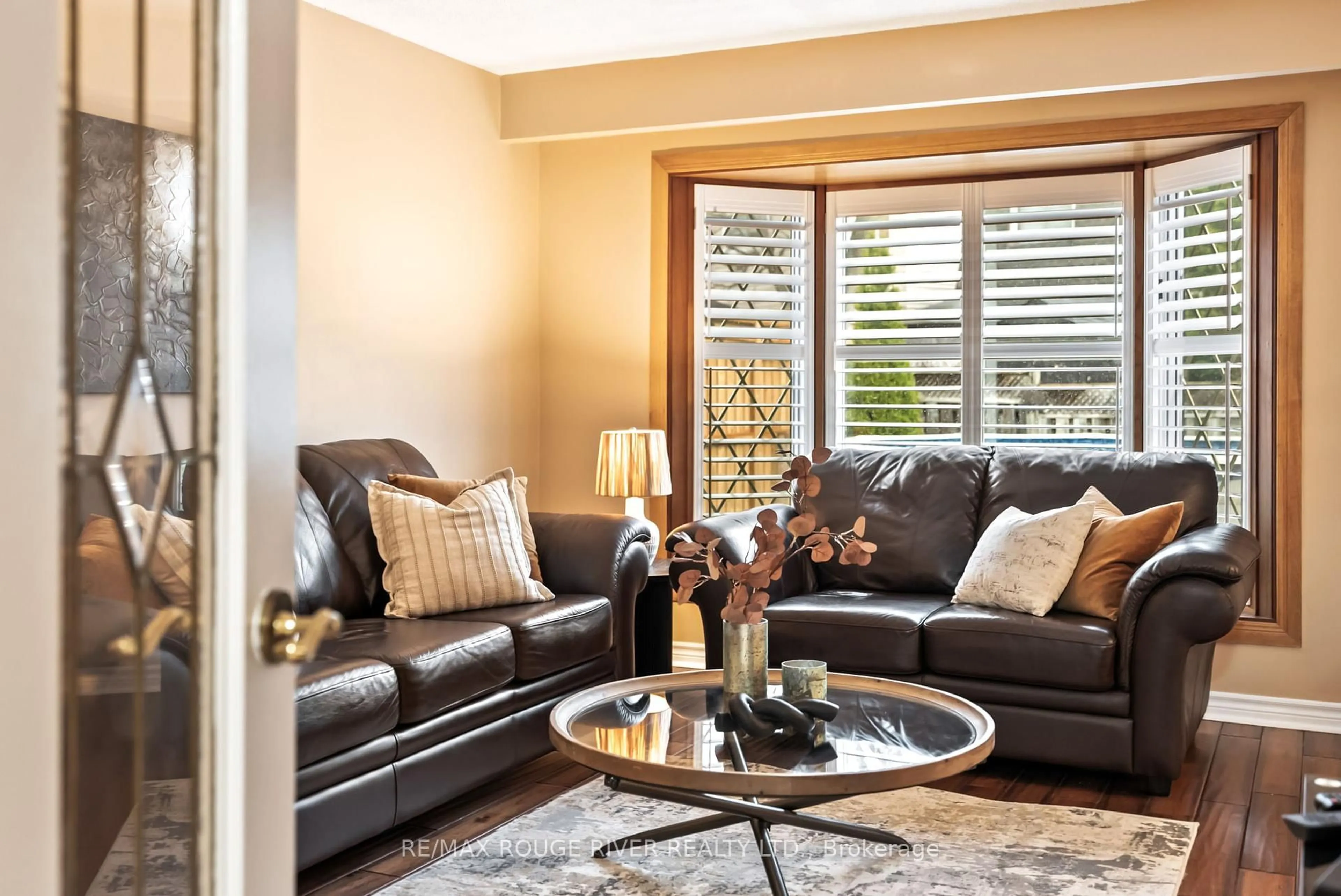 Living room with furniture, unknown for 9 Harrison Crt, Whitby Ontario L1N 6E2