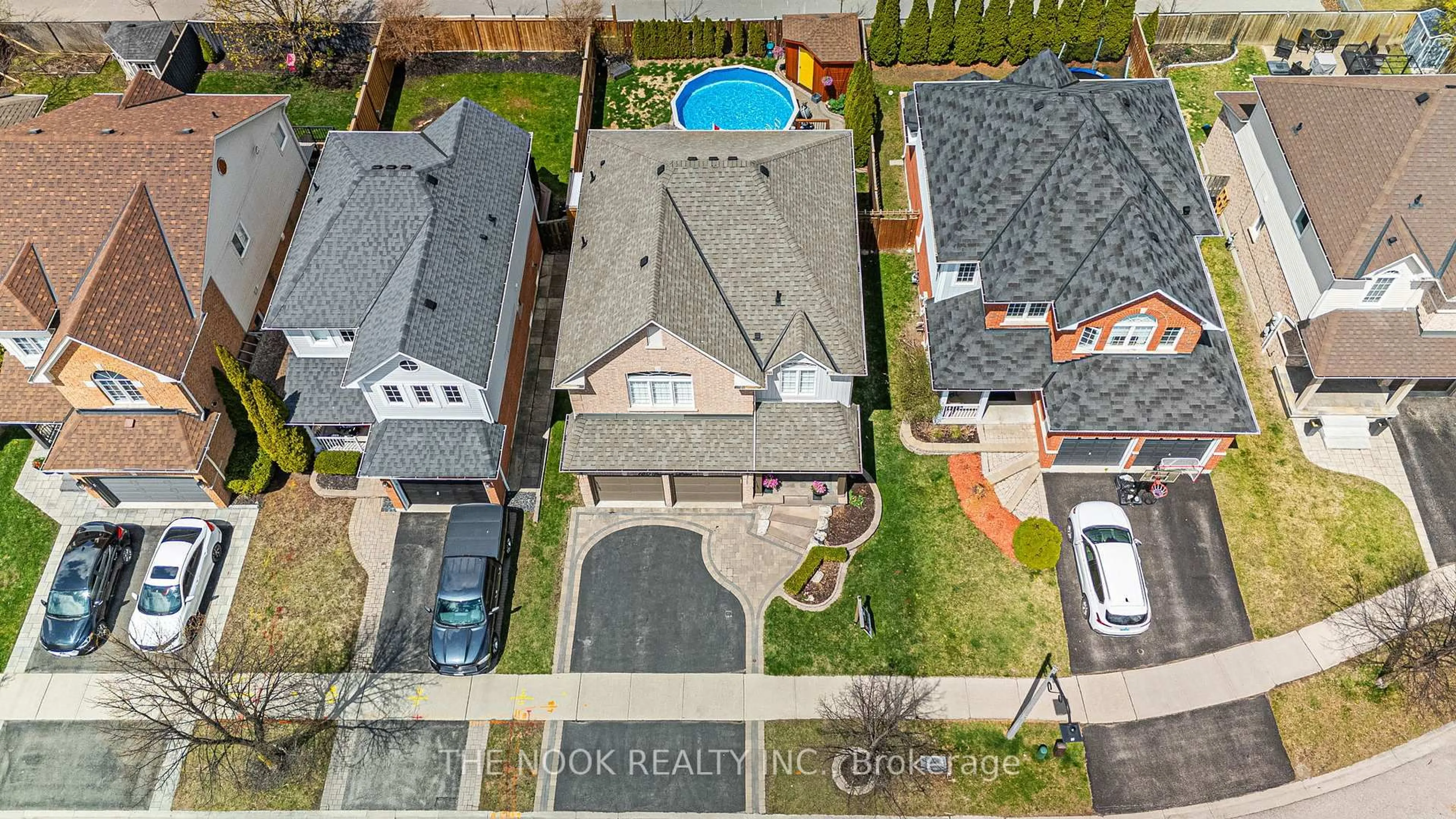 A pic from outside/outdoor area/front of a property/back of a property/a pic from drone, street for 150 Toscana Dr, Whitby Ontario L1R 2Z9