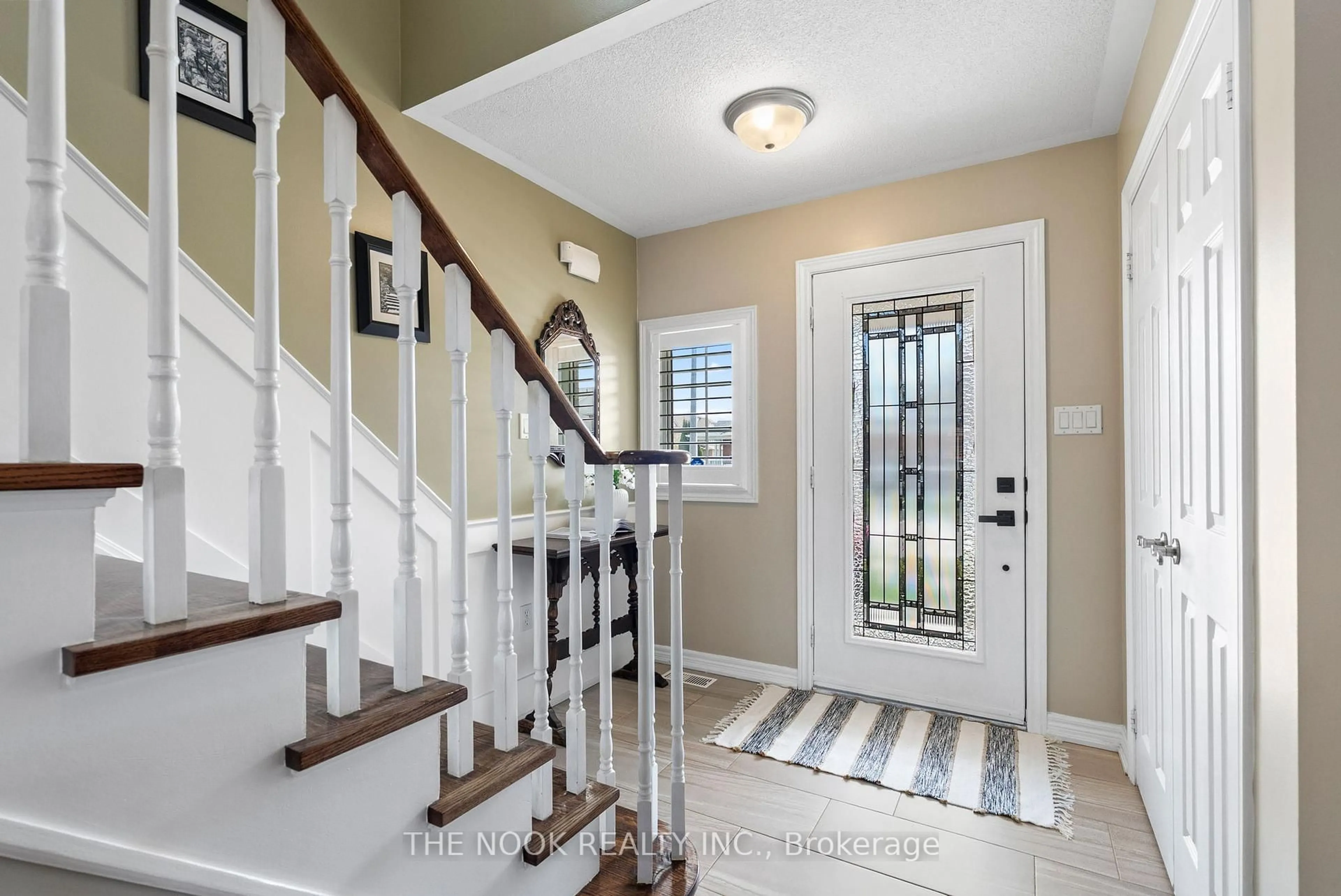 Indoor entryway for 150 Toscana Dr, Whitby Ontario L1R 2Z9