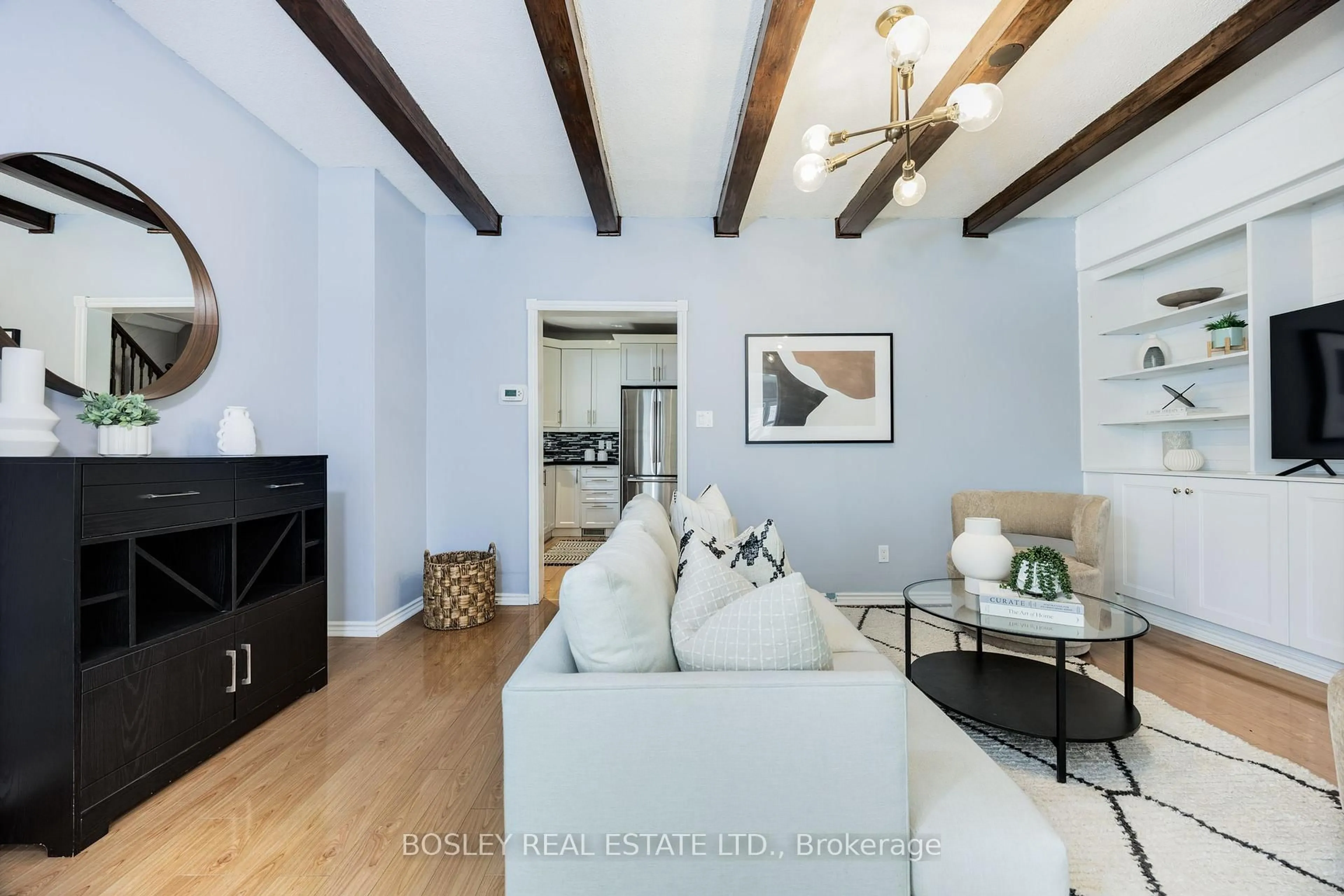 Living room with furniture, wood/laminate floor for 10 Craiglee Dr, Toronto Ontario M1N 2L6