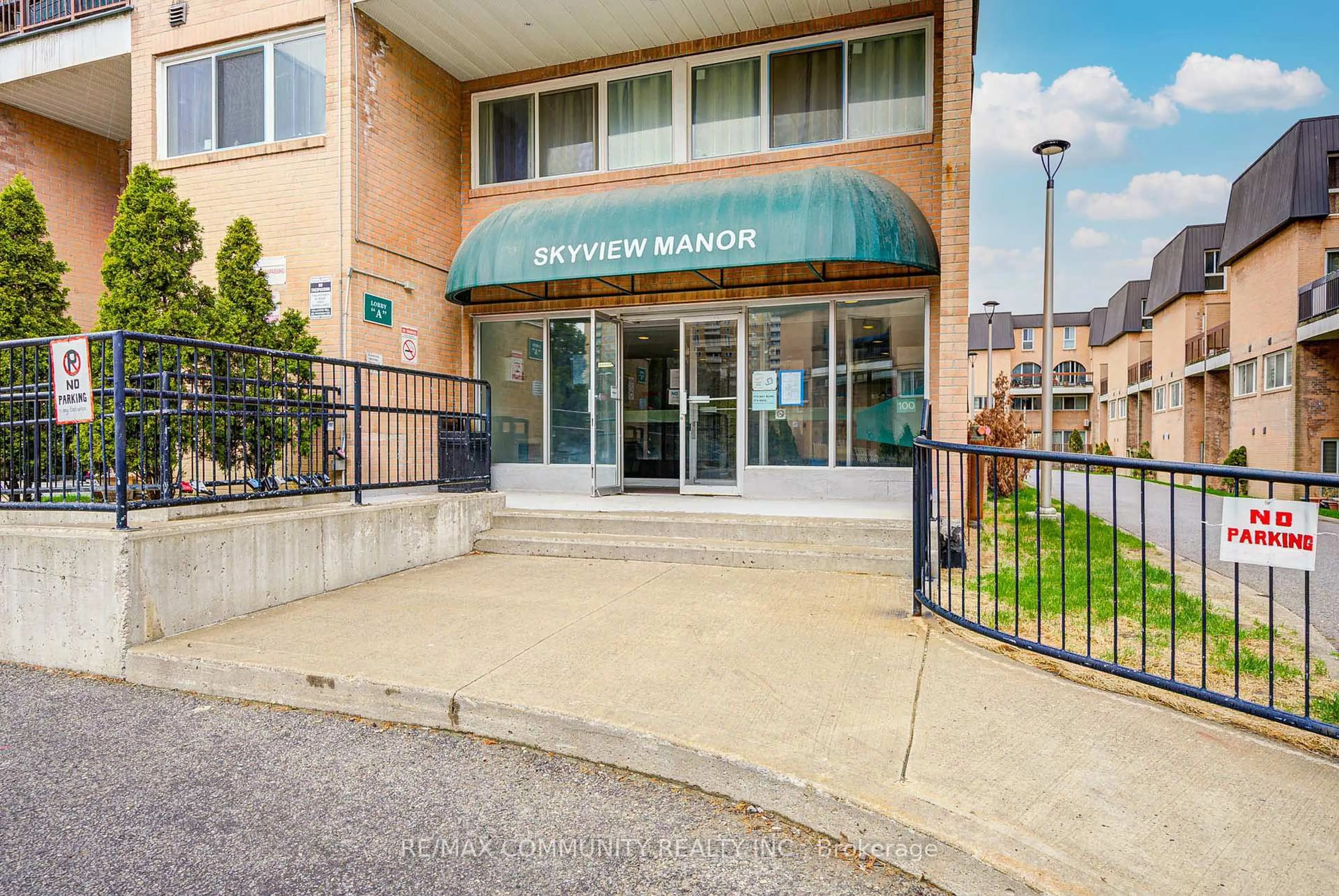 Indoor foyer for 100 Mornelle Crt #1078, Toronto Ontario M1E 4X2