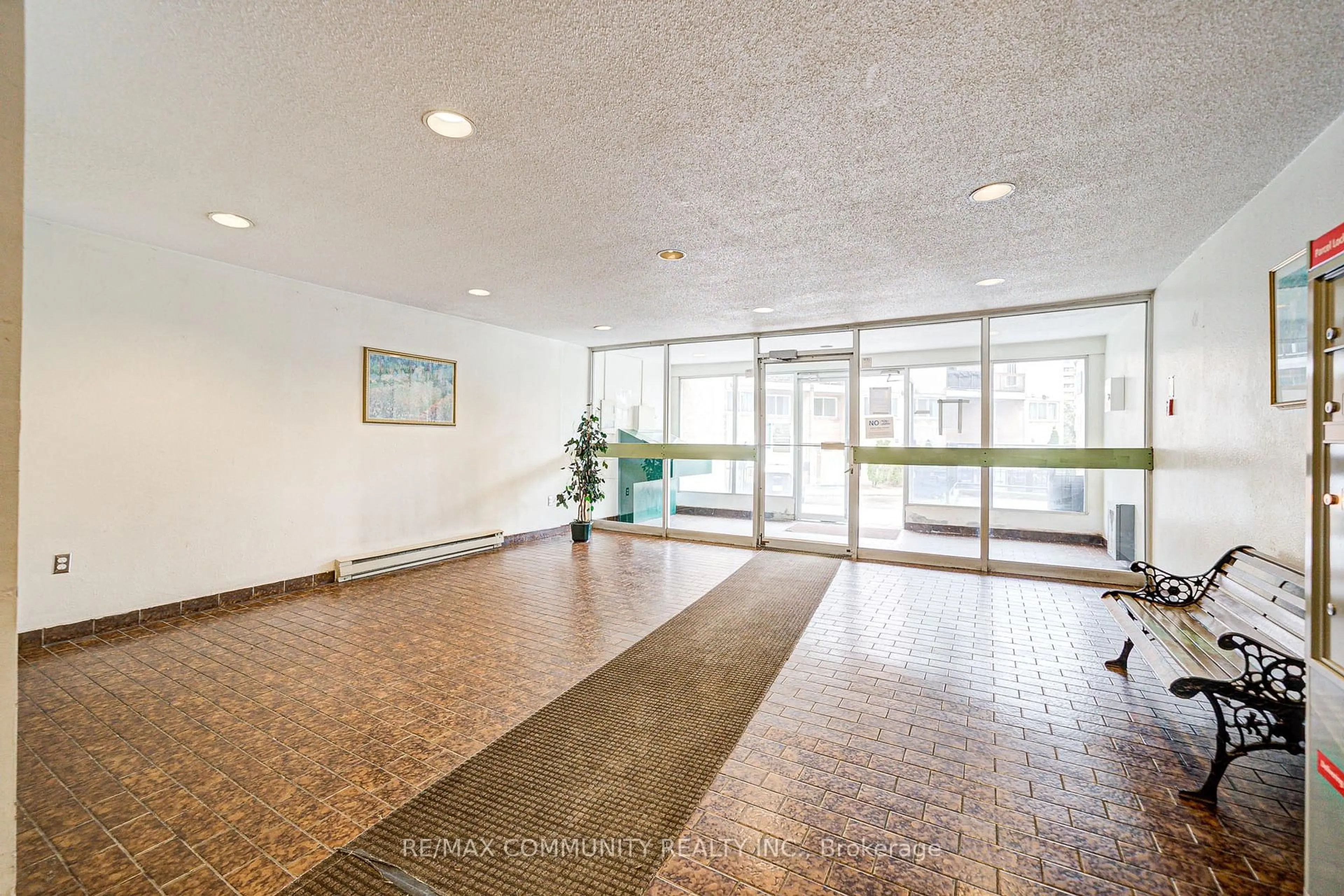 Indoor foyer for 100 Mornelle Crt #1078, Toronto Ontario M1E 4X2
