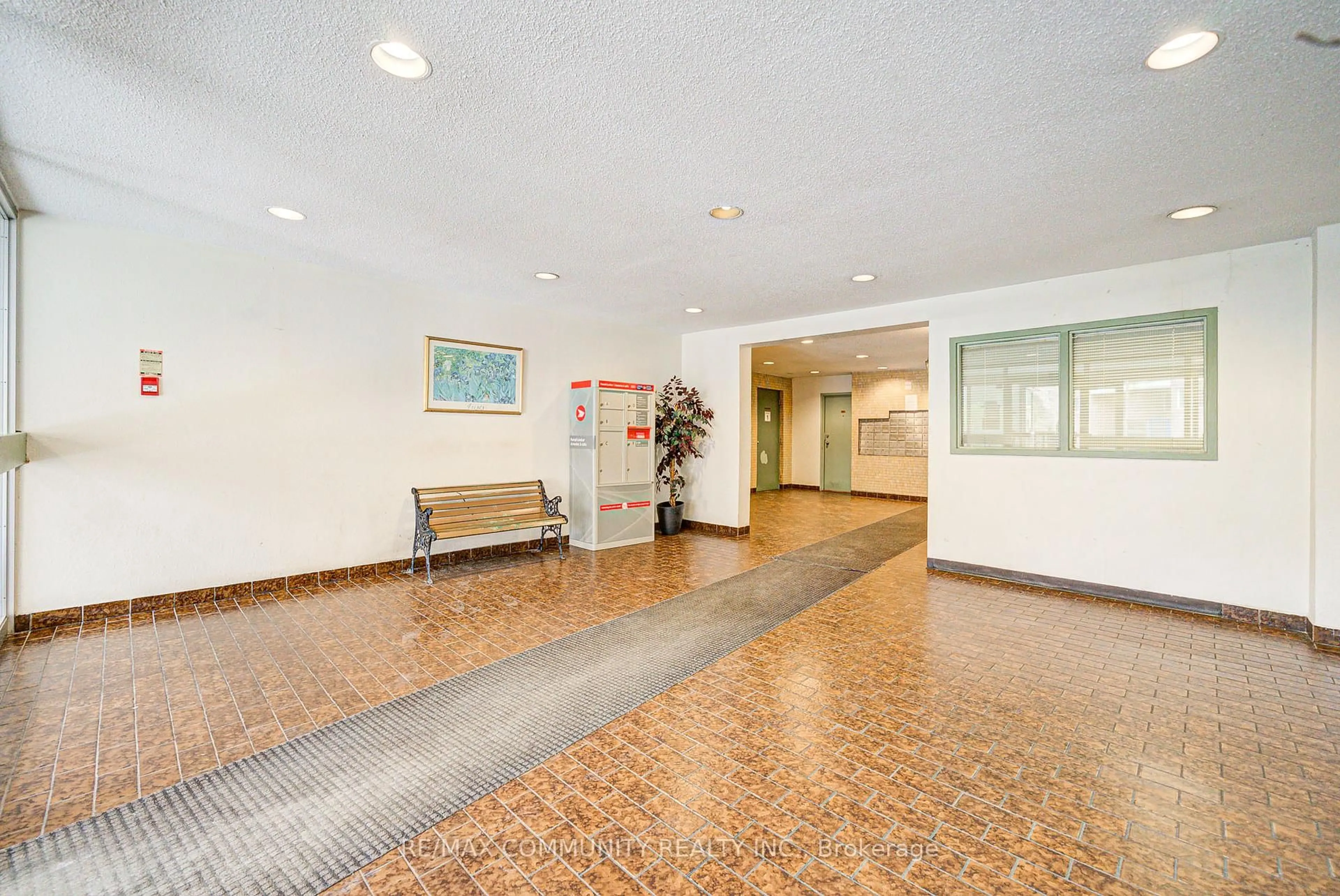 Indoor foyer for 100 Mornelle Crt #1078, Toronto Ontario M1E 4X2