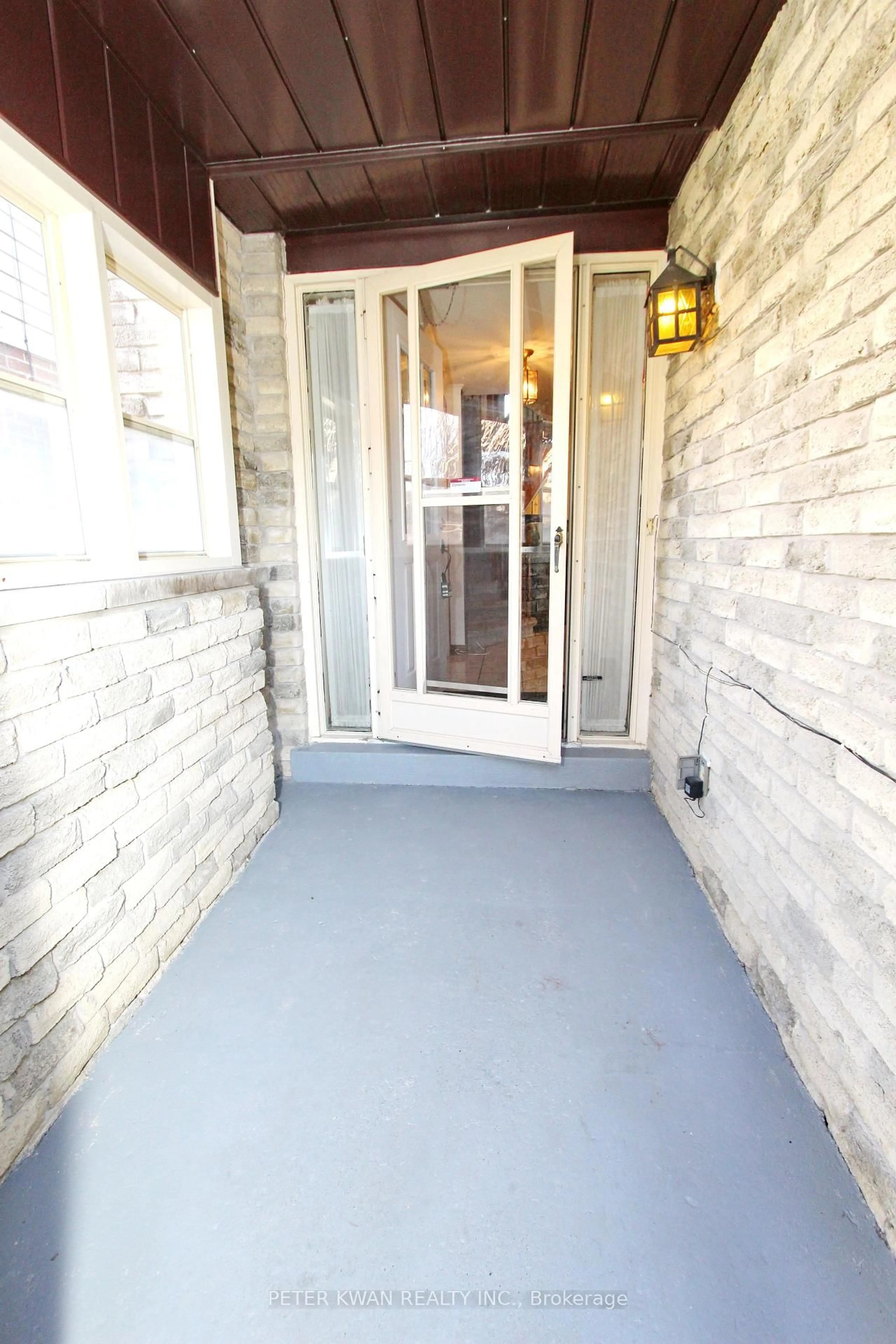 Indoor entryway for 19 Sandyhook Sq, Toronto Ontario M1W 3N6