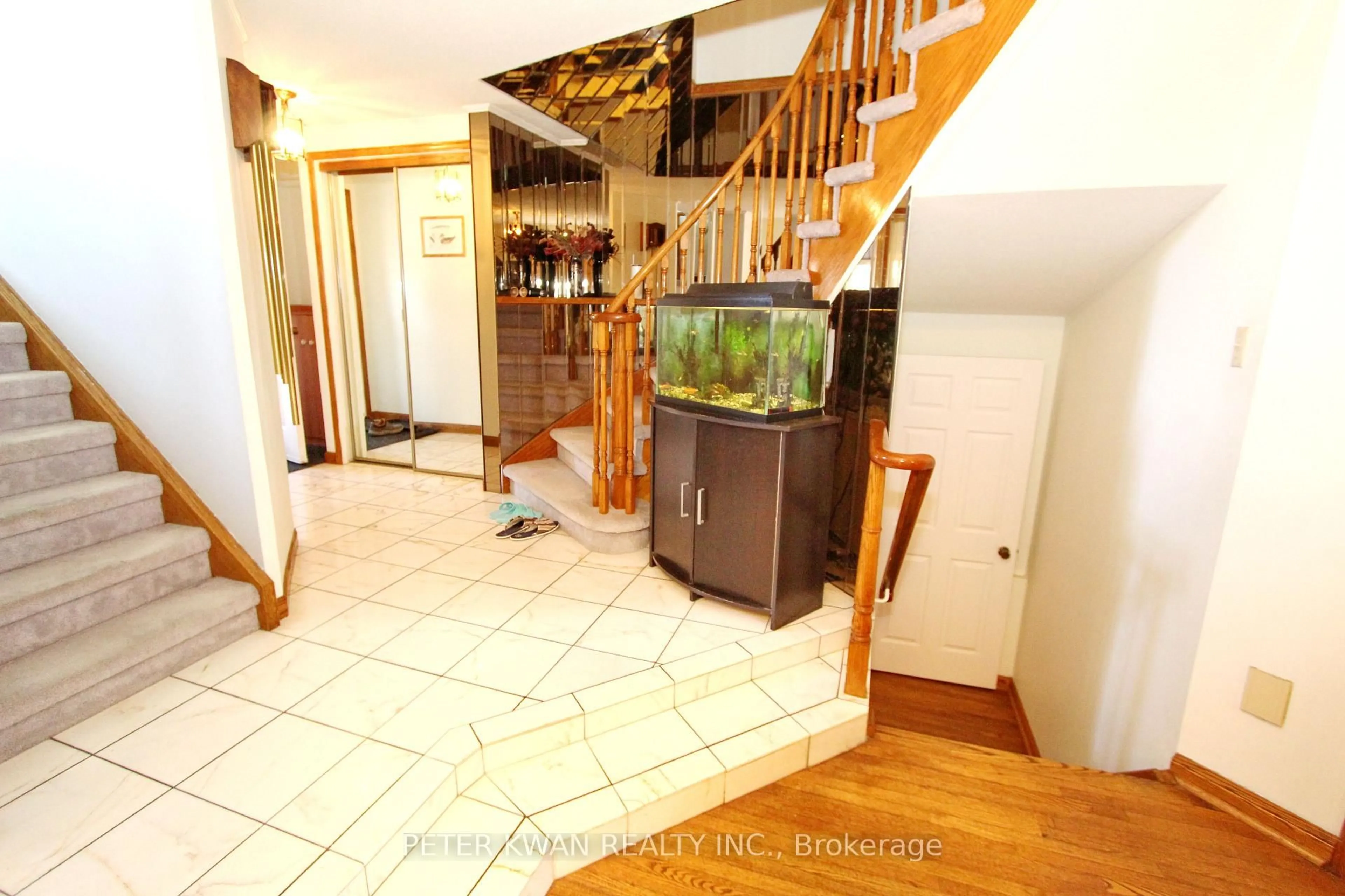 Indoor foyer for 19 Sandyhook Sq, Toronto Ontario M1W 3N6