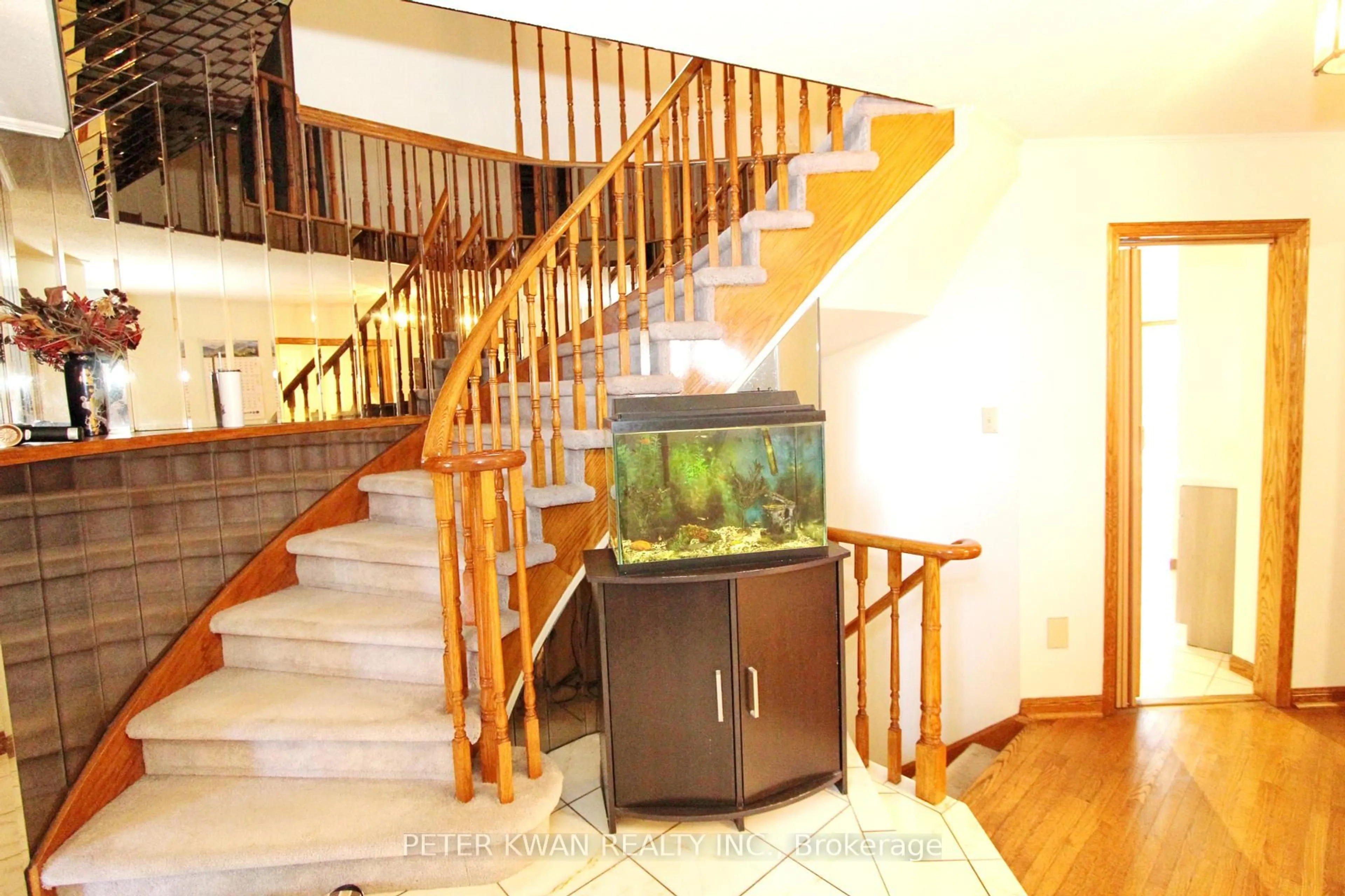 Indoor foyer for 19 Sandyhook Sq, Toronto Ontario M1W 3N6