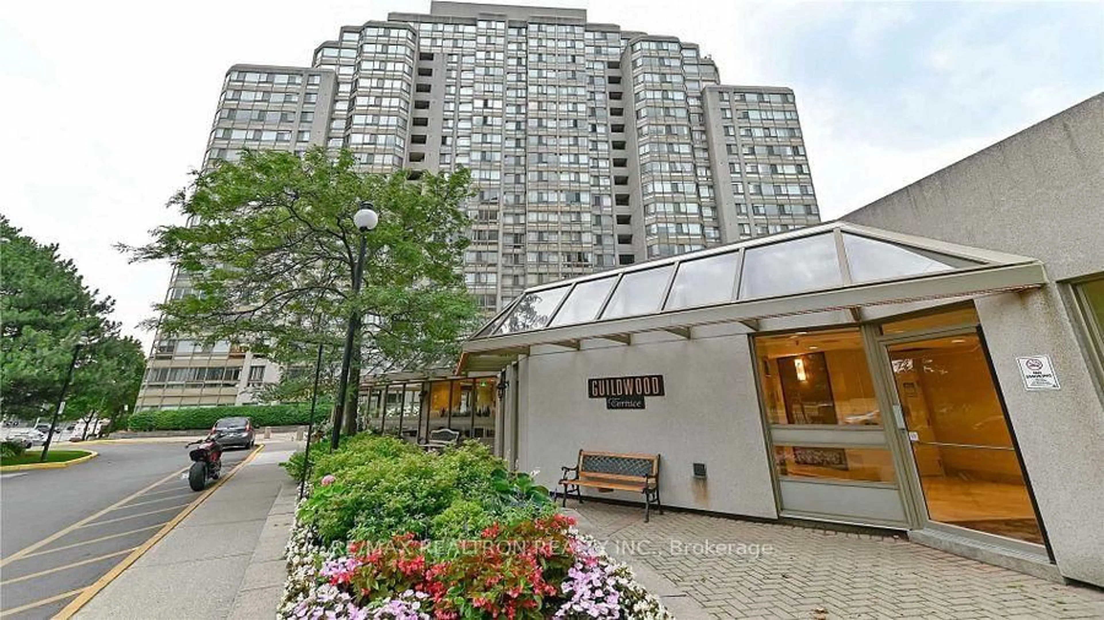 Indoor foyer for 3233 Eglinton Ave #402, Toronto Ontario M1J 3N6