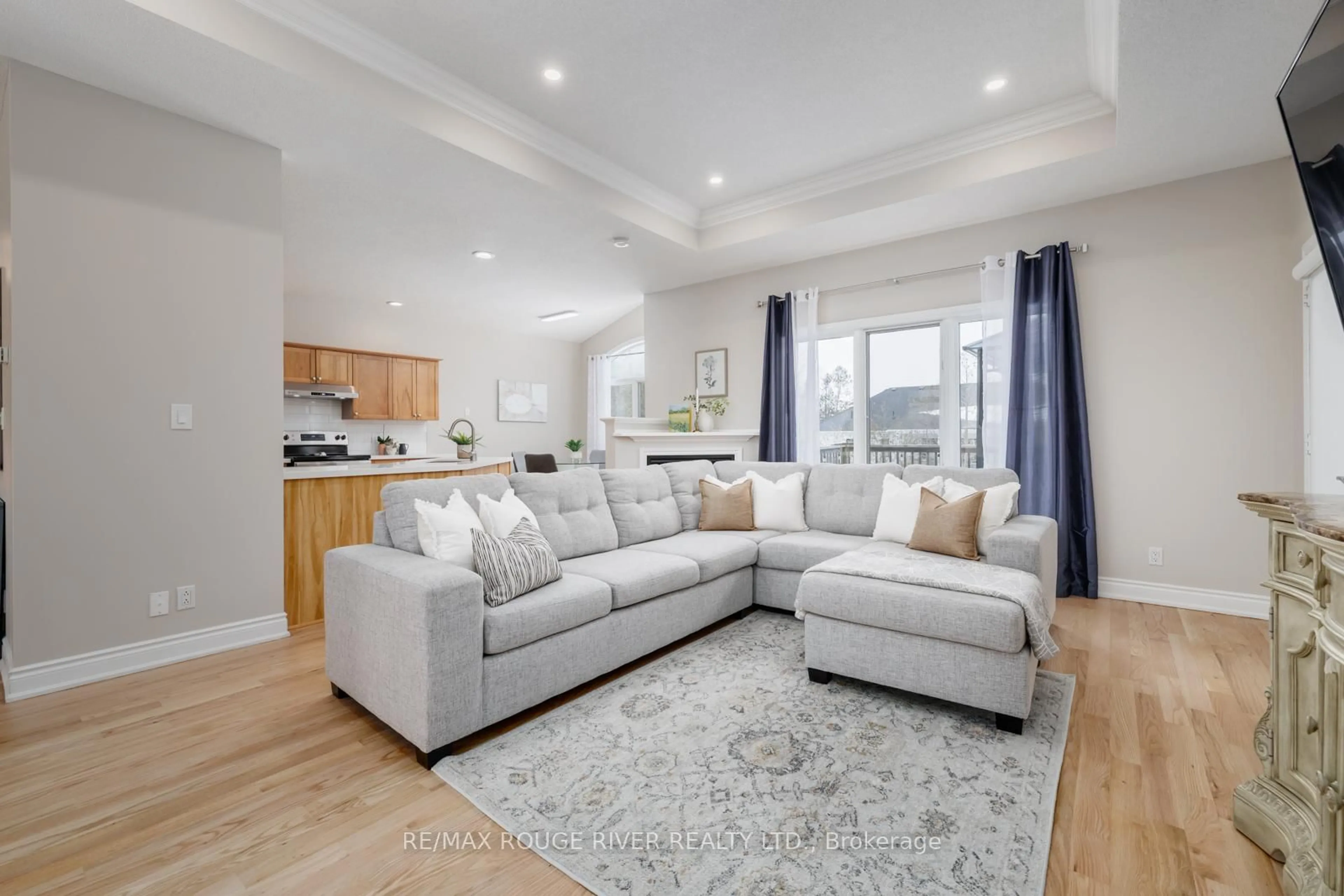 Living room with furniture, unknown for 11 Mikelen Dr, Scugog Ontario L9L 1V1