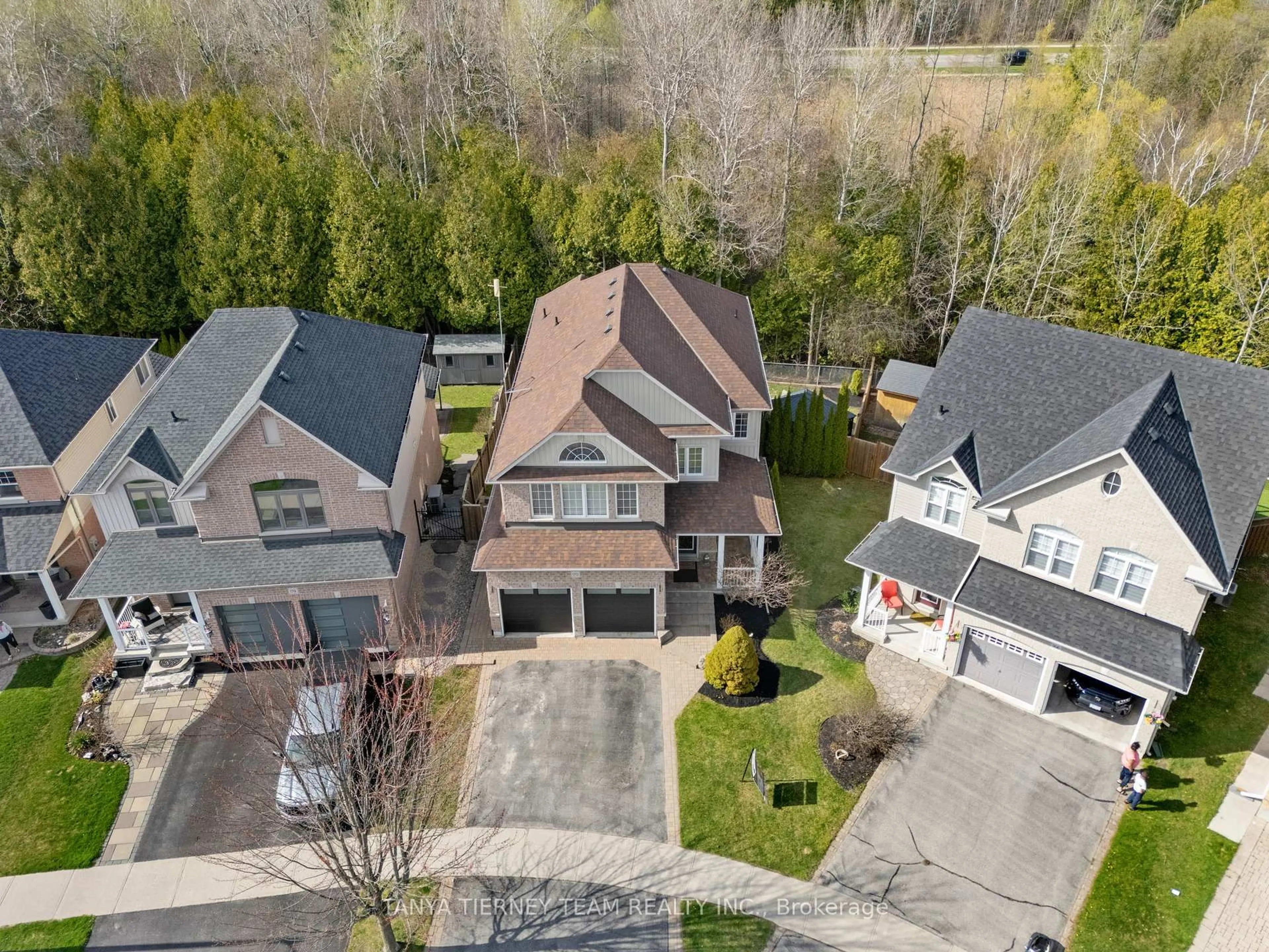 A pic from outside/outdoor area/front of a property/back of a property/a pic from drone, street for 170 Sleeman Sq, Clarington Ontario L1E 3K5