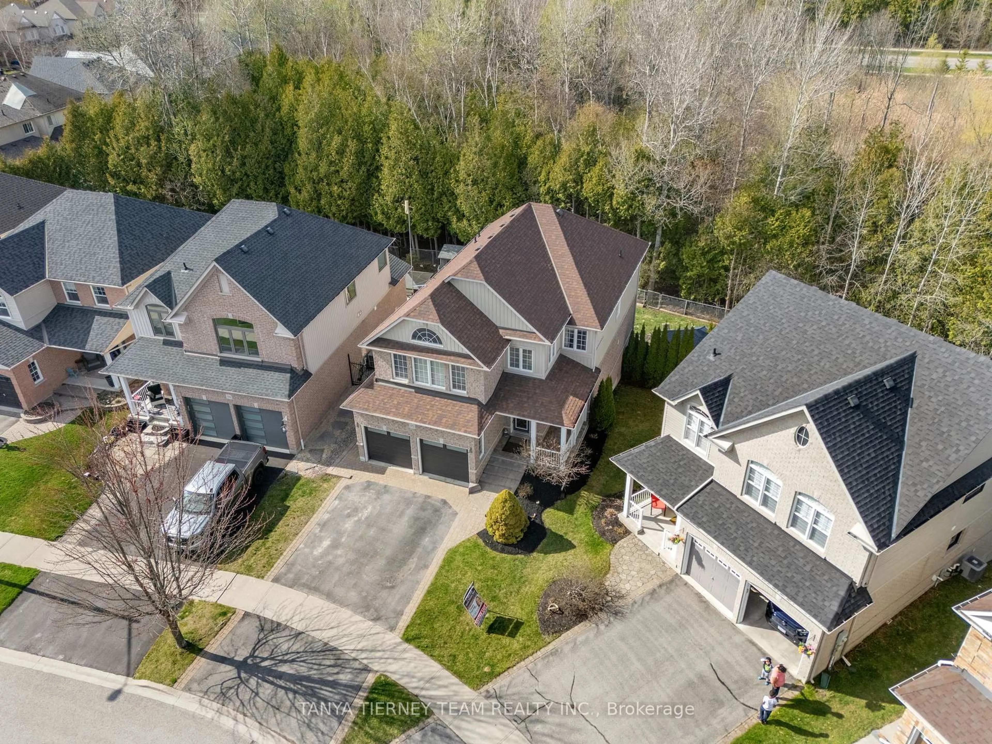 A pic from outside/outdoor area/front of a property/back of a property/a pic from drone, street for 170 Sleeman Sq, Clarington Ontario L1E 3K5