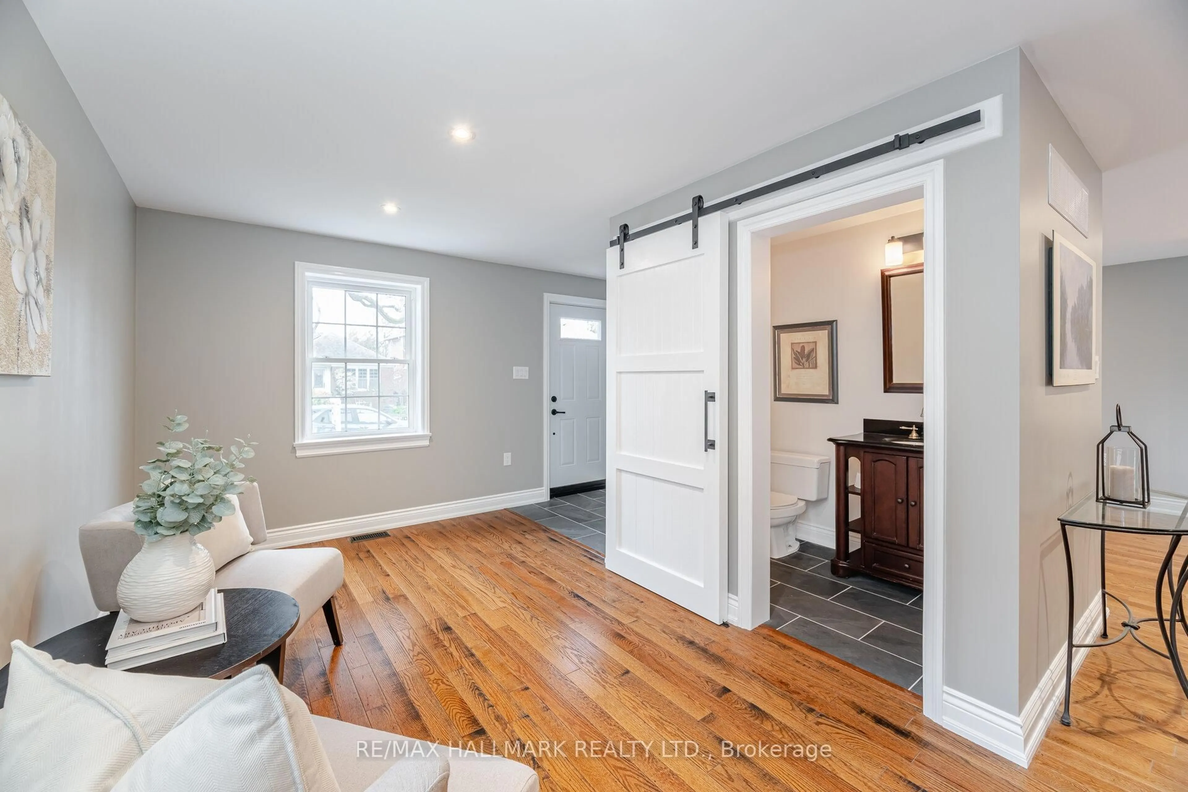 Indoor entryway for 52 Anndale Rd, Toronto Ontario M1N 1C5