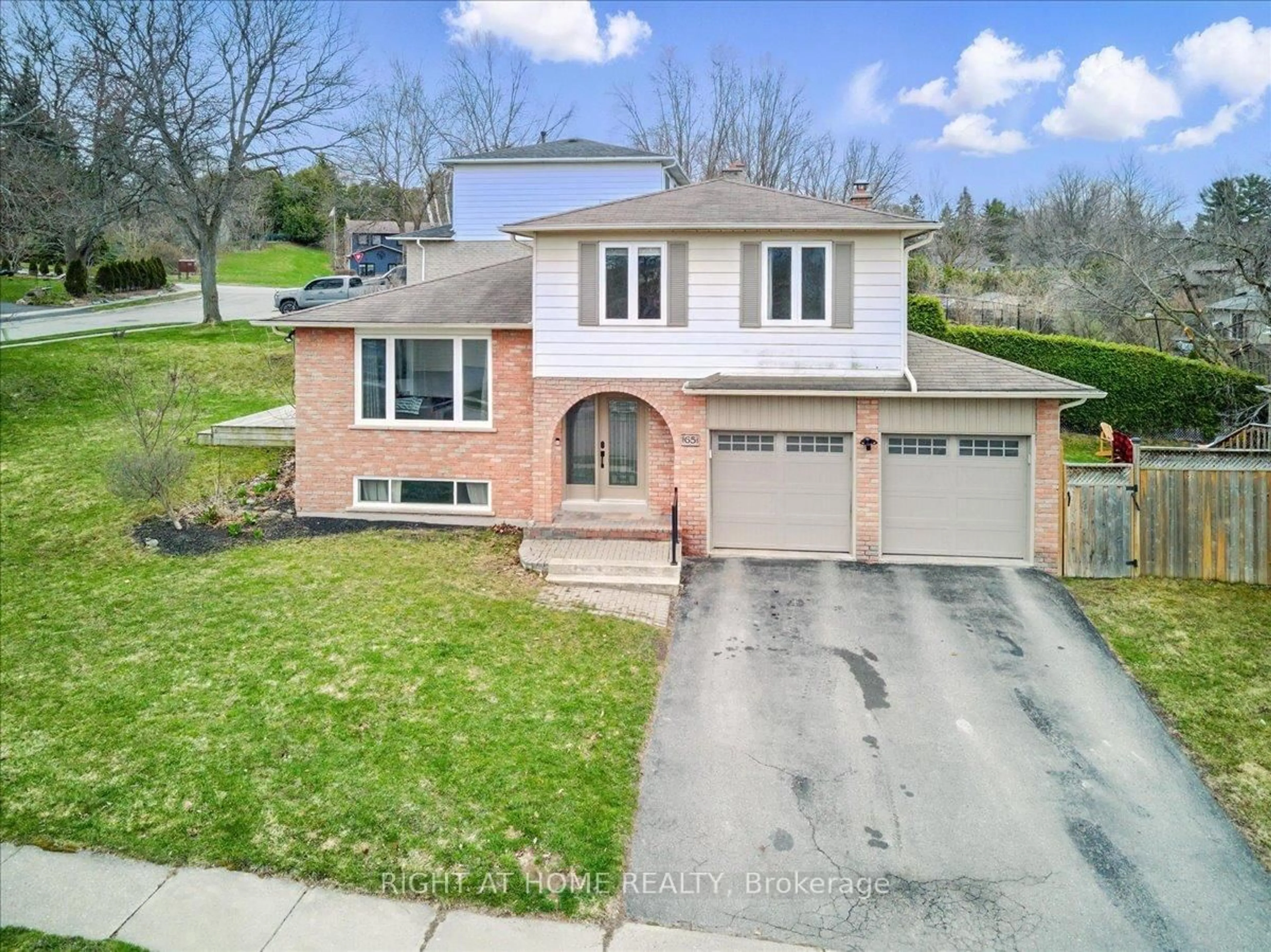 A pic from outside/outdoor area/front of a property/back of a property/a pic from drone, street for 65 Heath Cres, Scugog Ontario L9L 1K9