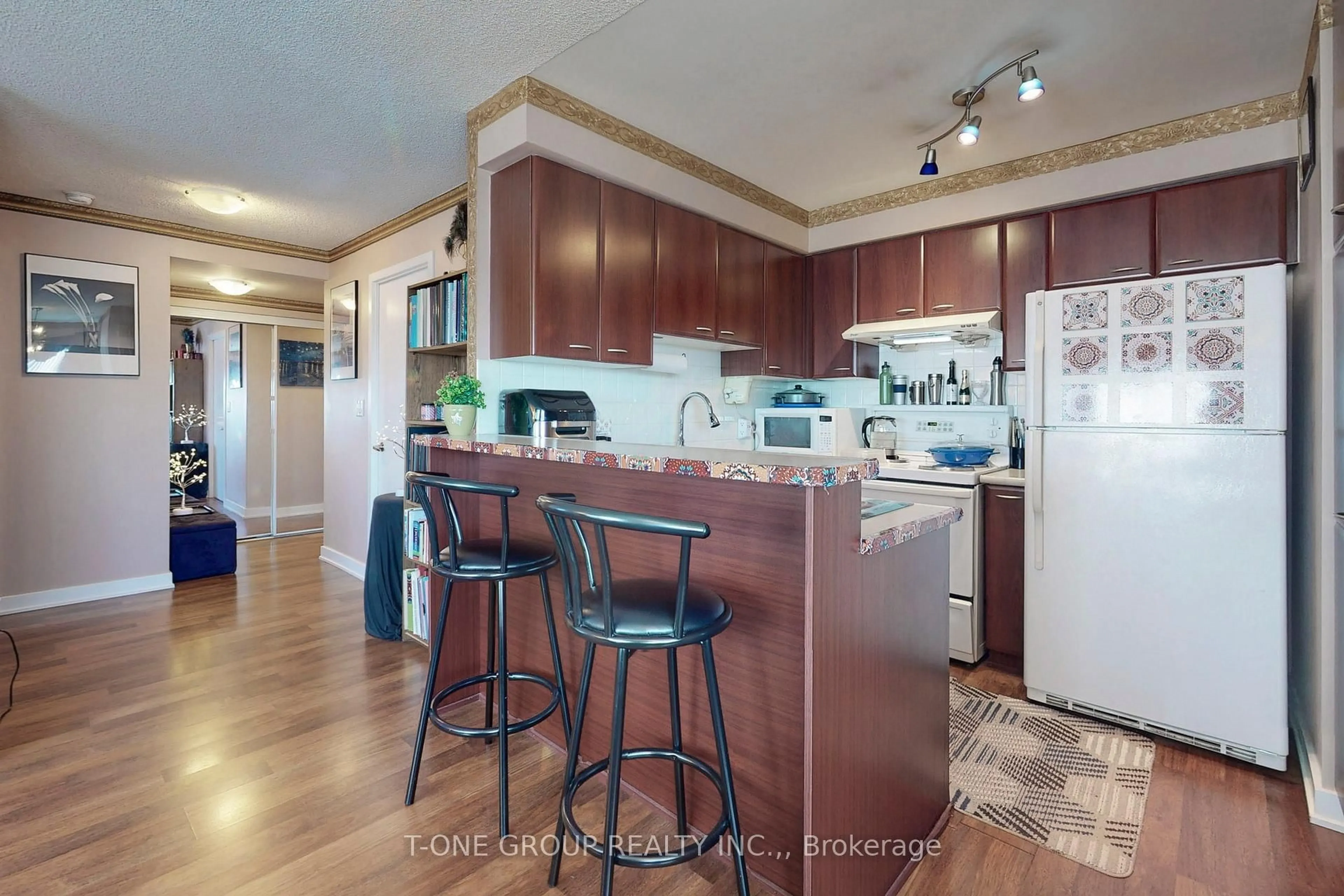 Open concept kitchen, wood/laminate floor for 36 LEE CENTRE Dr #2311, Toronto Ontario M1H 3K2