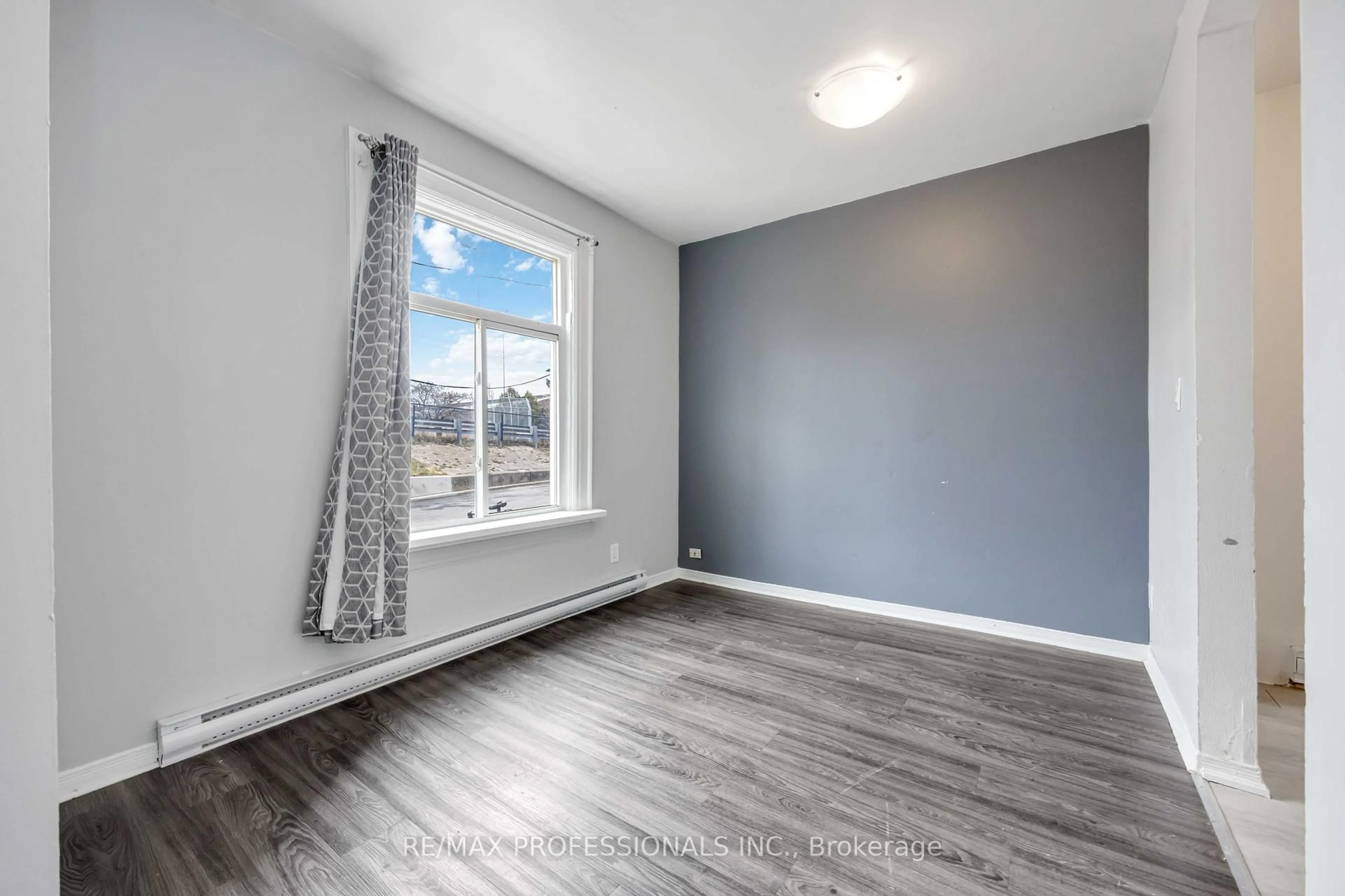 A pic of a room for 220 Main St St, Toronto Ontario M4E 2W1
