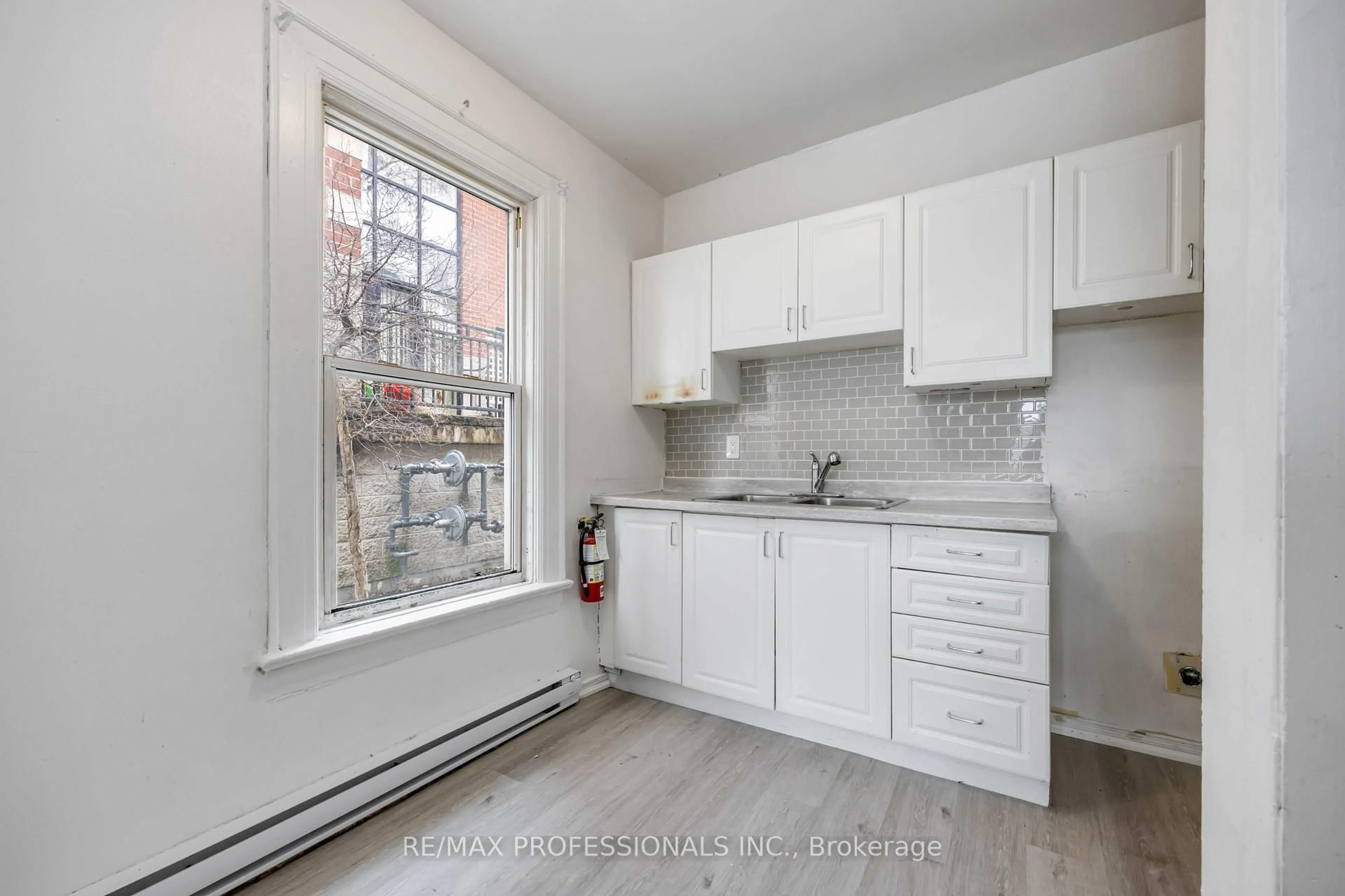 Standard kitchen, unknown for 220 Main St St, Toronto Ontario M4E 2W1