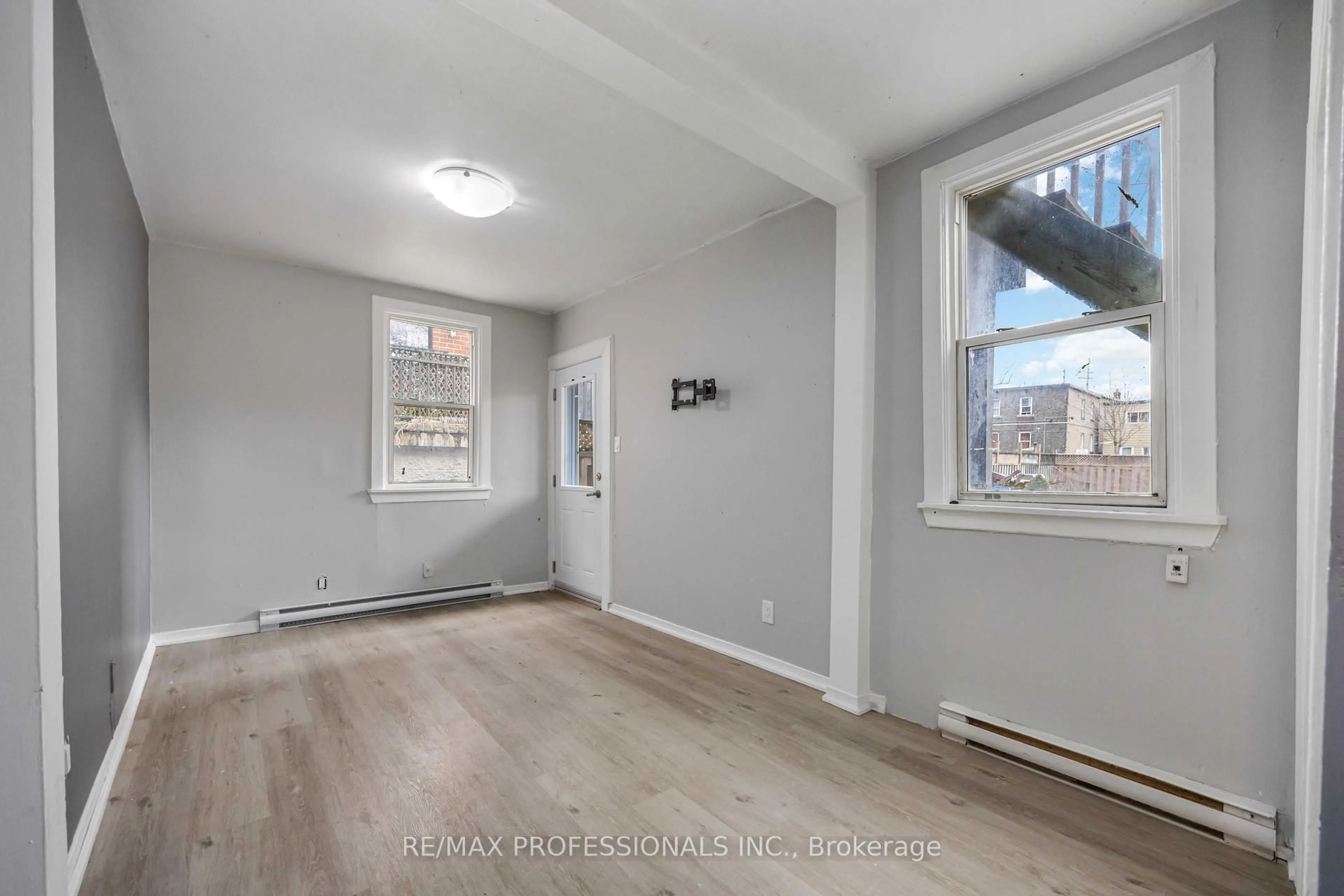 A pic of a room for 220 Main St St, Toronto Ontario M4E 2W1