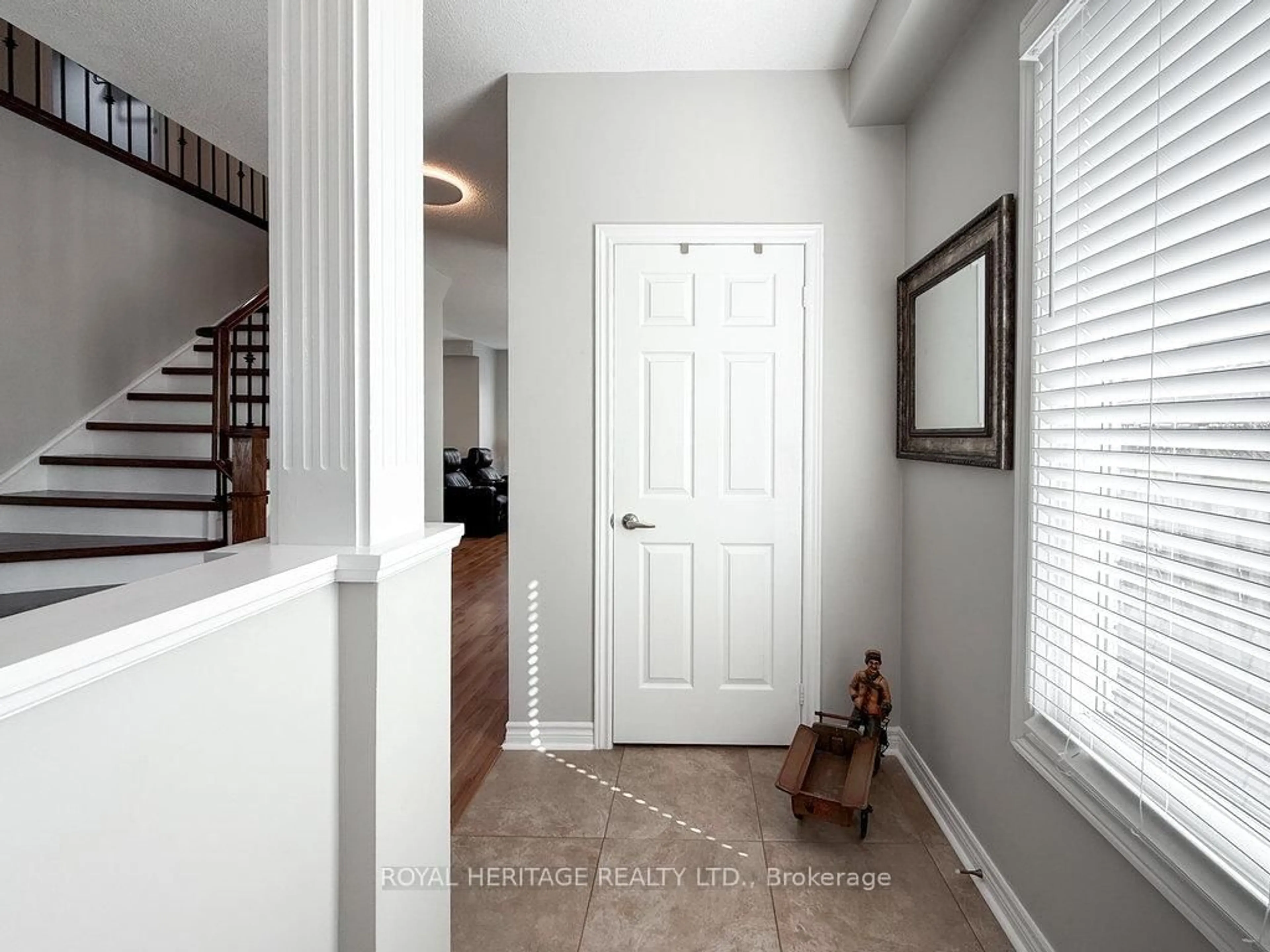 Indoor entryway for 8 Bedell Cres, Whitby Ontario L1R 2N8
