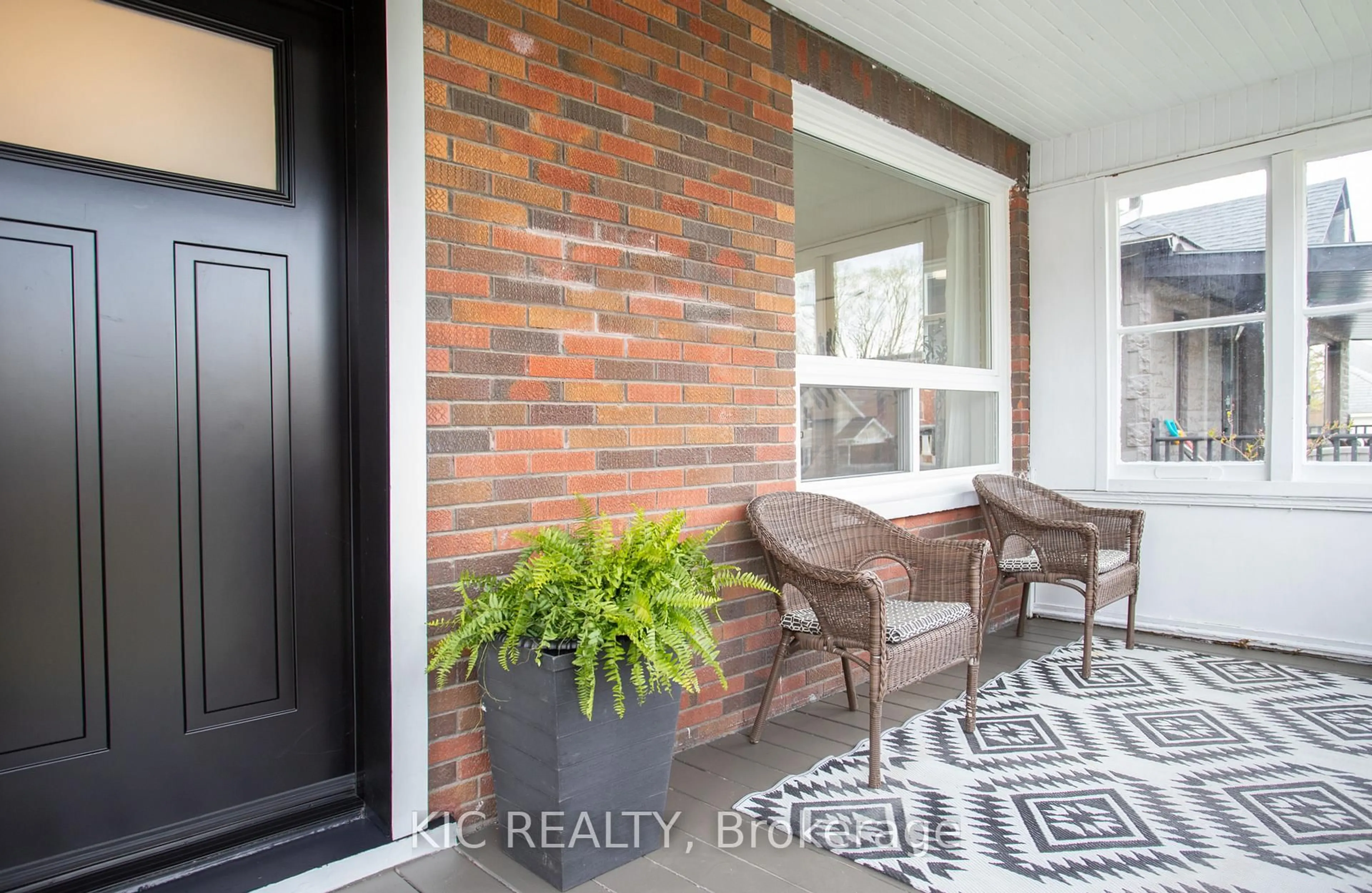 Indoor entryway for 338 Colborne St, Oshawa Ontario L1G 1M8