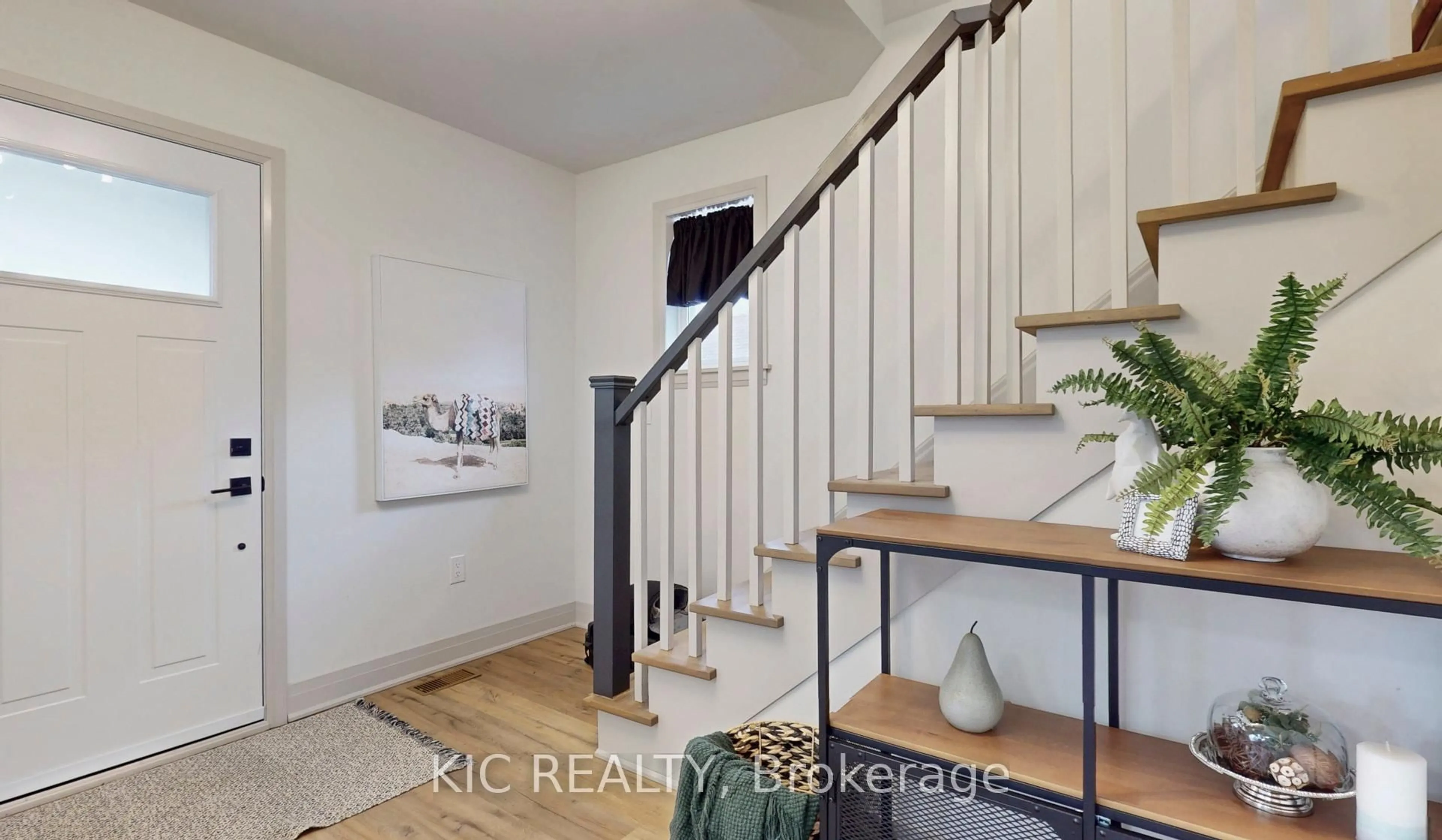 Indoor entryway for 338 Colborne St, Oshawa Ontario L1G 1M8