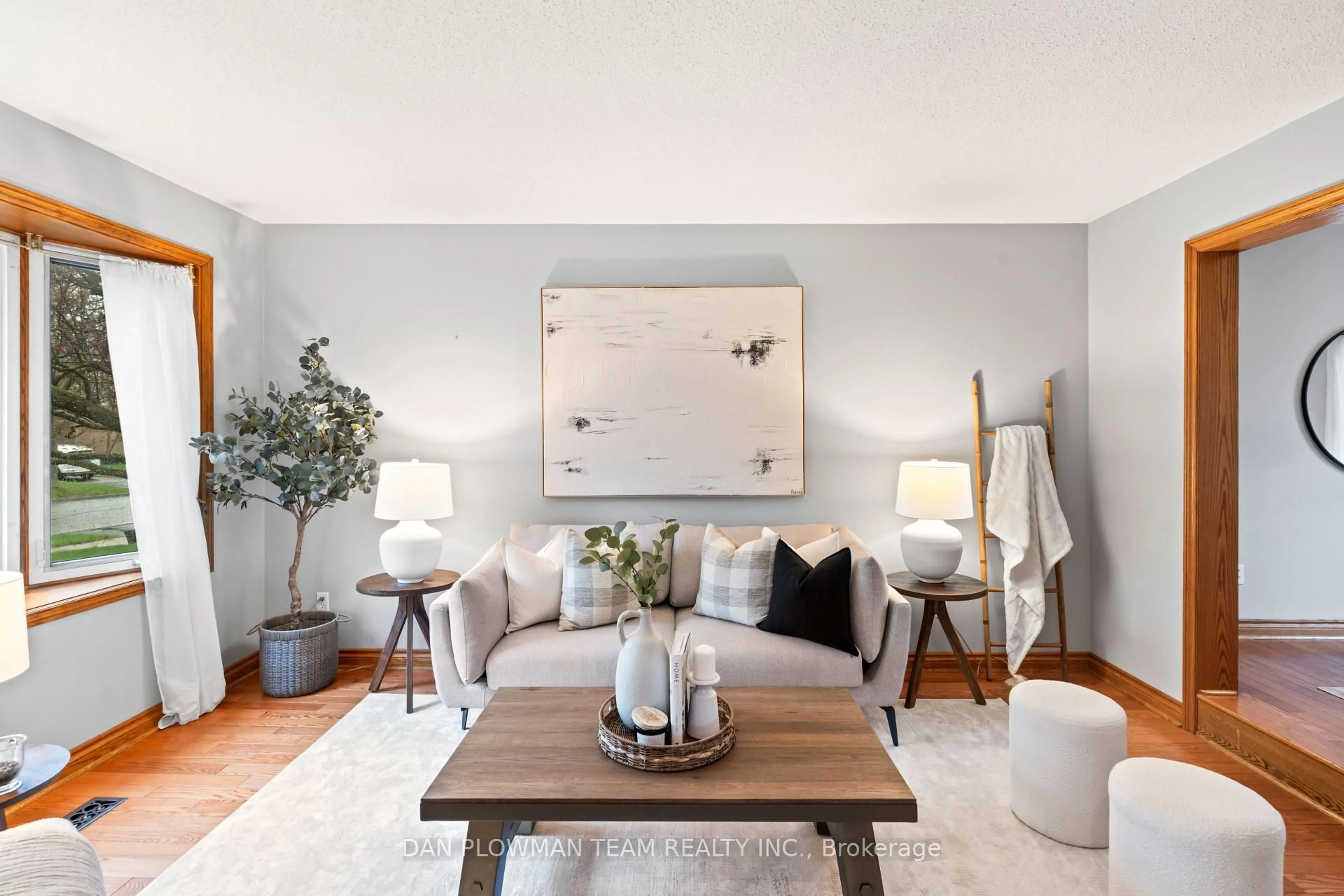 Living room with furniture, unknown for 12 Vanessa Pl, Whitby Ontario L1N 6T3