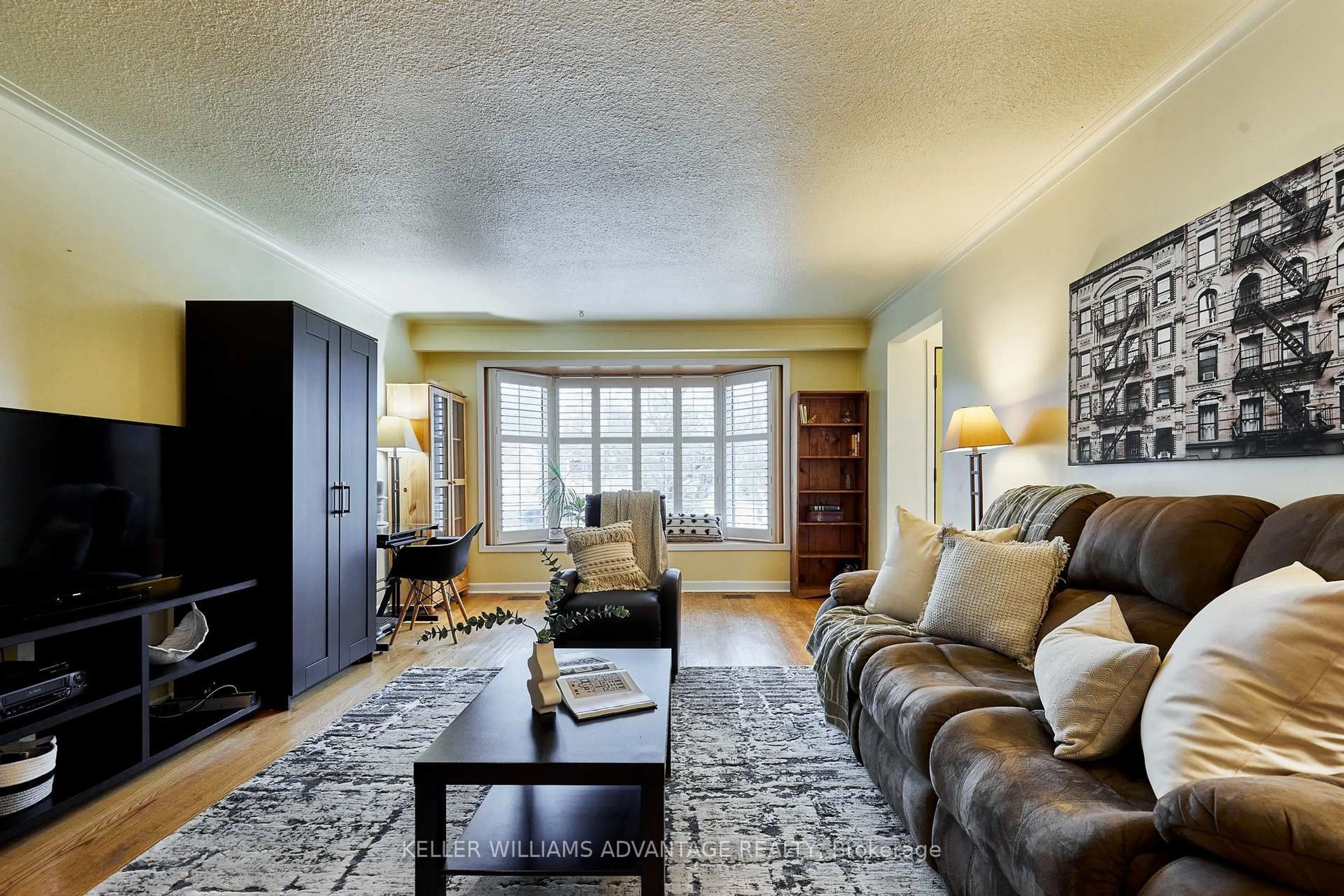 Living room with furniture, carpet floor for 31 Poplar Rd, Toronto Ontario M1E 1Y9