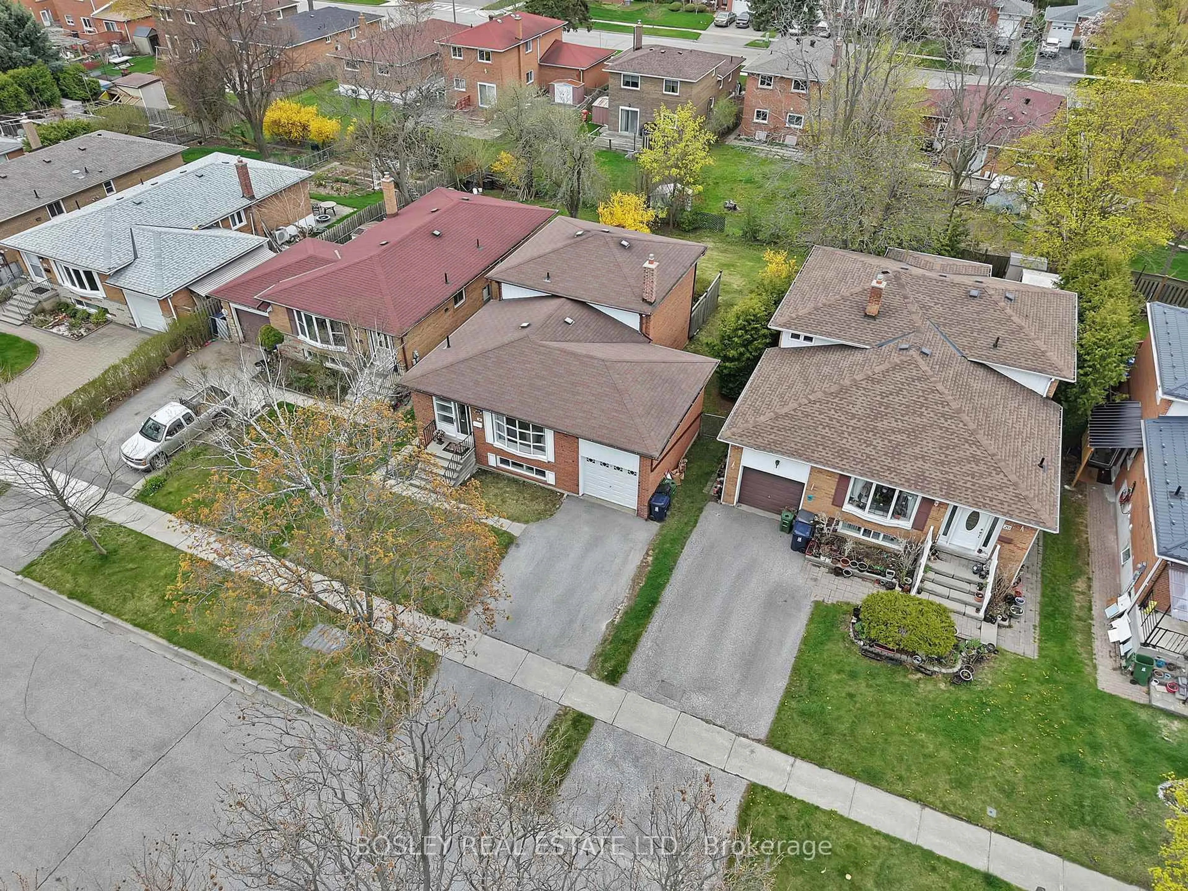 A pic from outside/outdoor area/front of a property/back of a property/a pic from drone, street for 18 Leeswood Cres, Toronto Ontario M1S 2P3