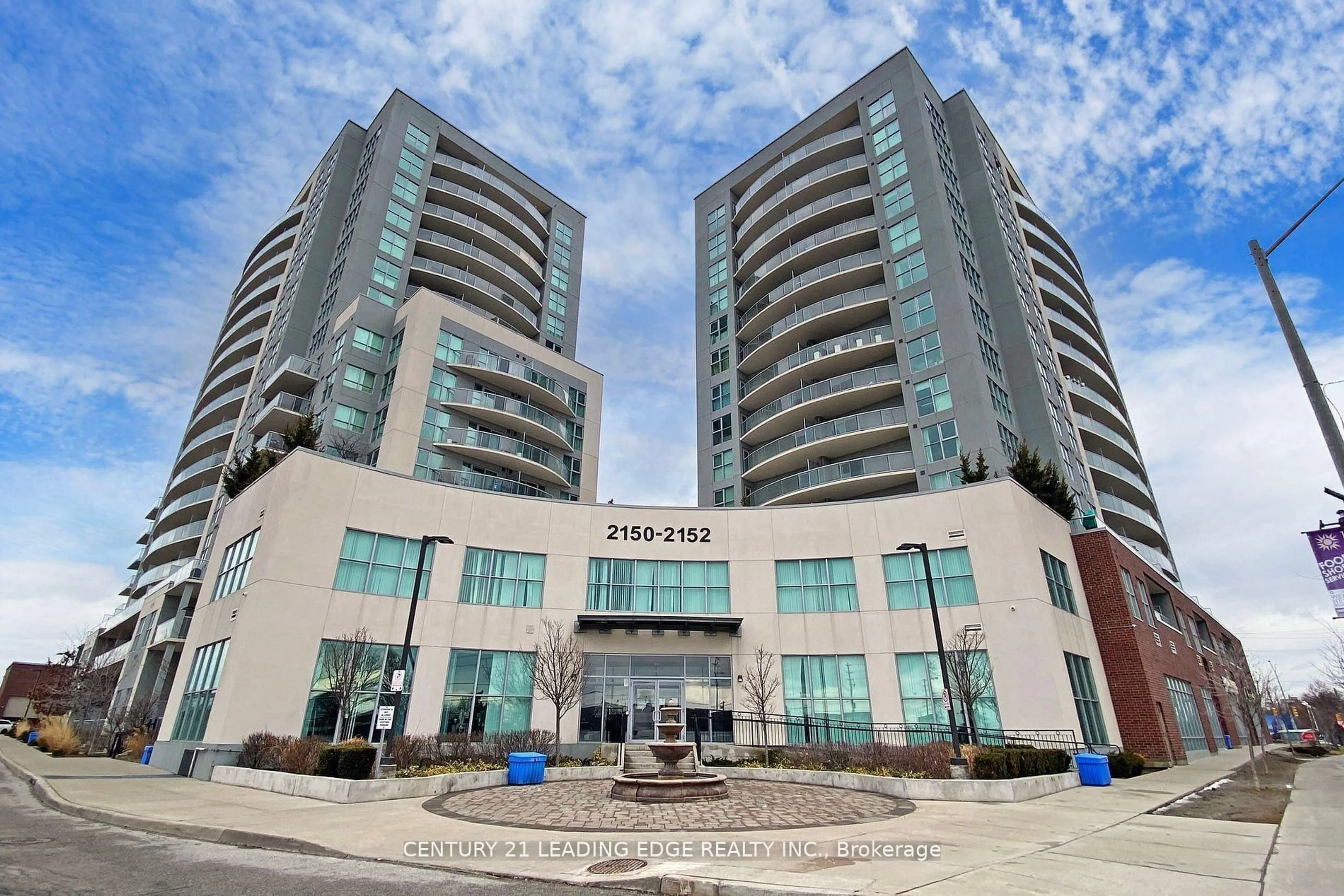 Indoor foyer for 2152 Lawrence Ave #207, Toronto Ontario M1R 3A8