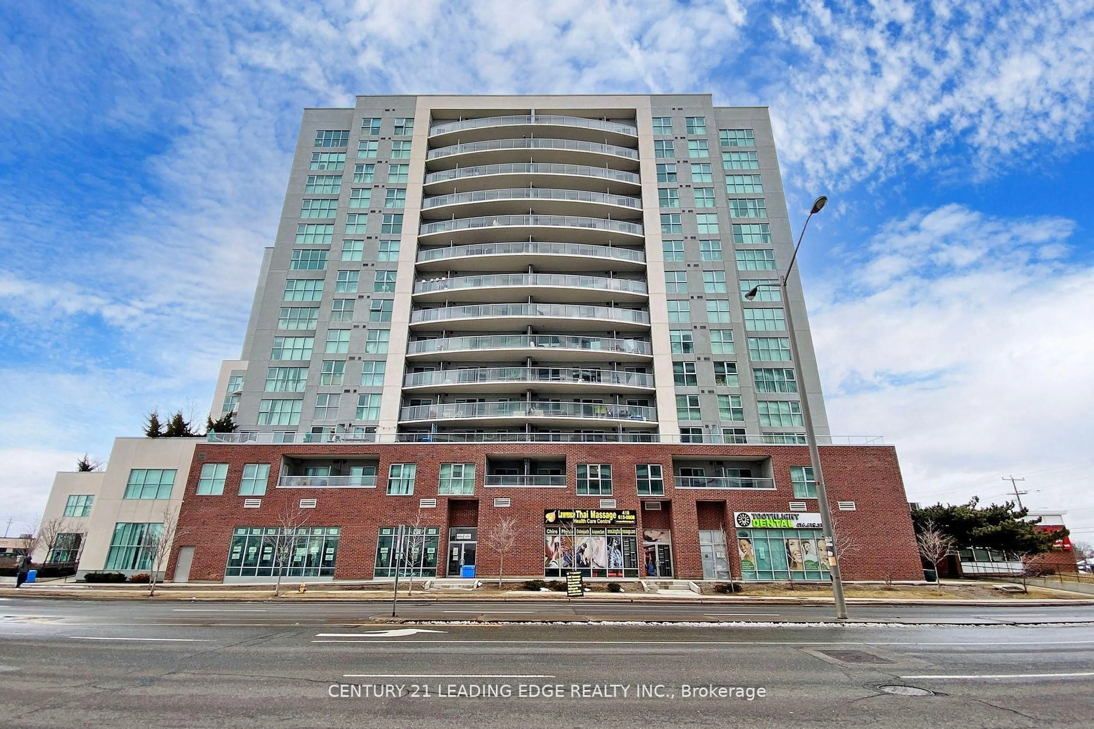 Indoor foyer for 2152 Lawrence Ave #207, Toronto Ontario M1R 3A8