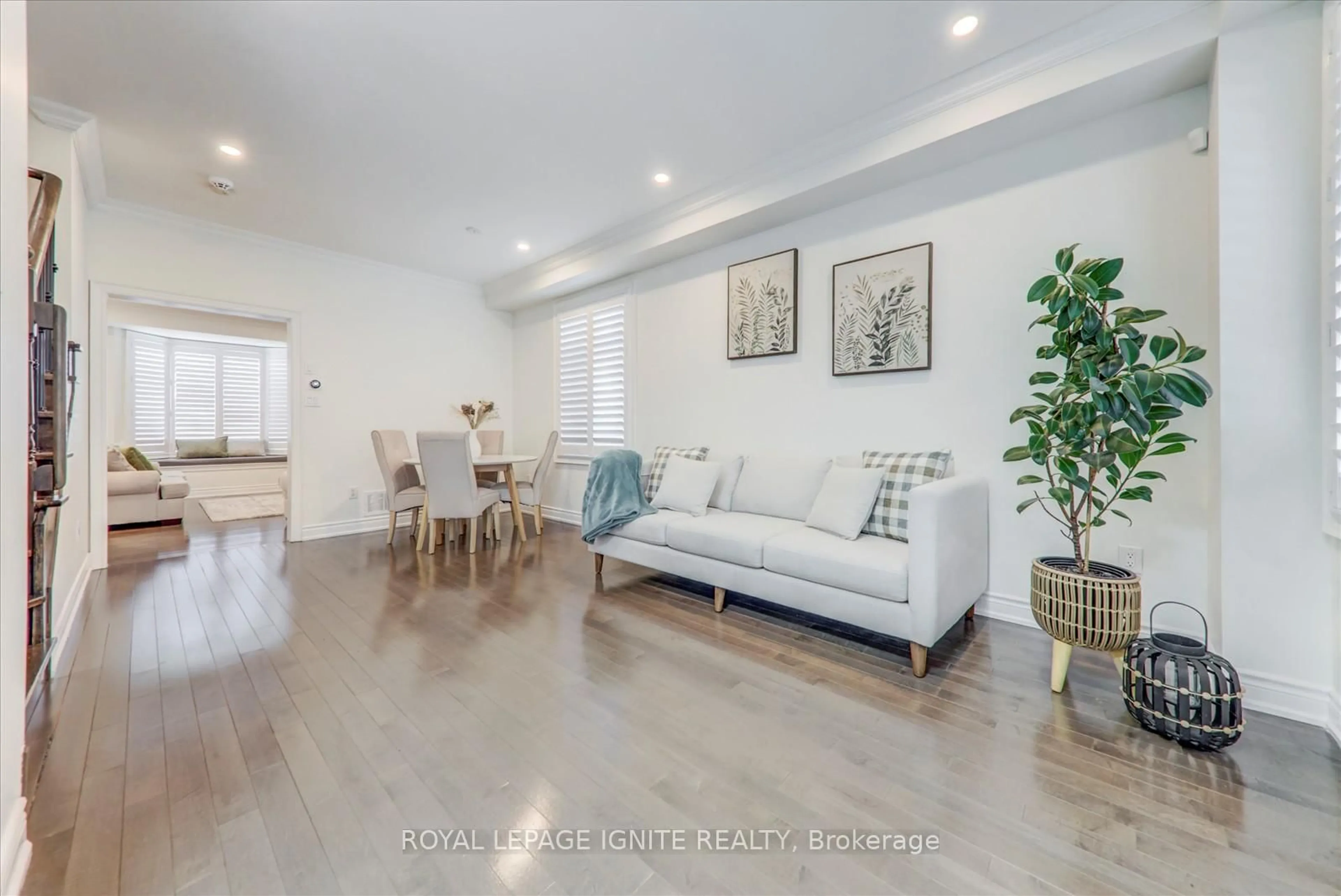 Living room with furniture, unknown for 2362 Pilgrim Sq, Oshawa Ontario L1L 0C2