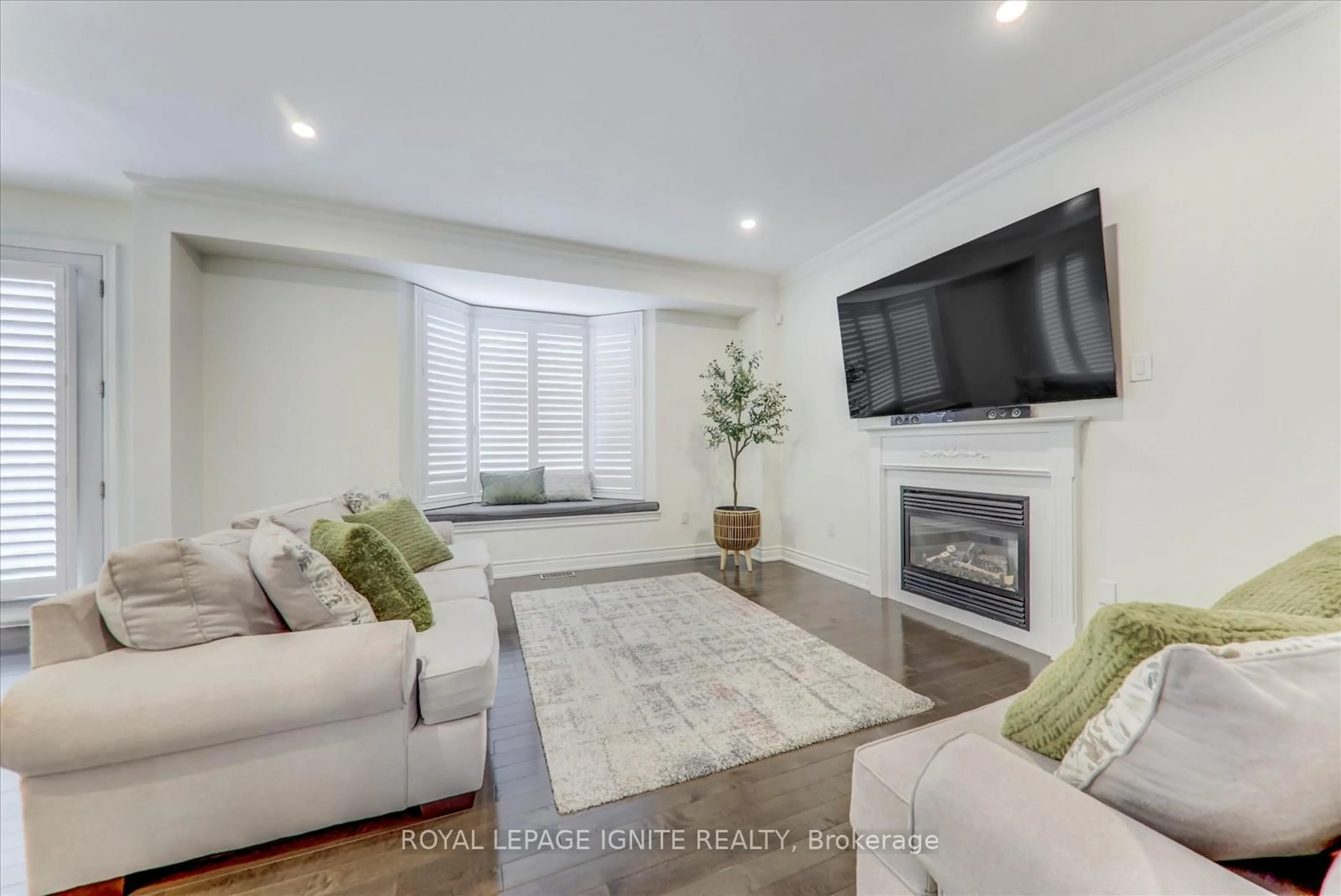 Living room with furniture, unknown for 2362 Pilgrim Sq, Oshawa Ontario L1L 0C2
