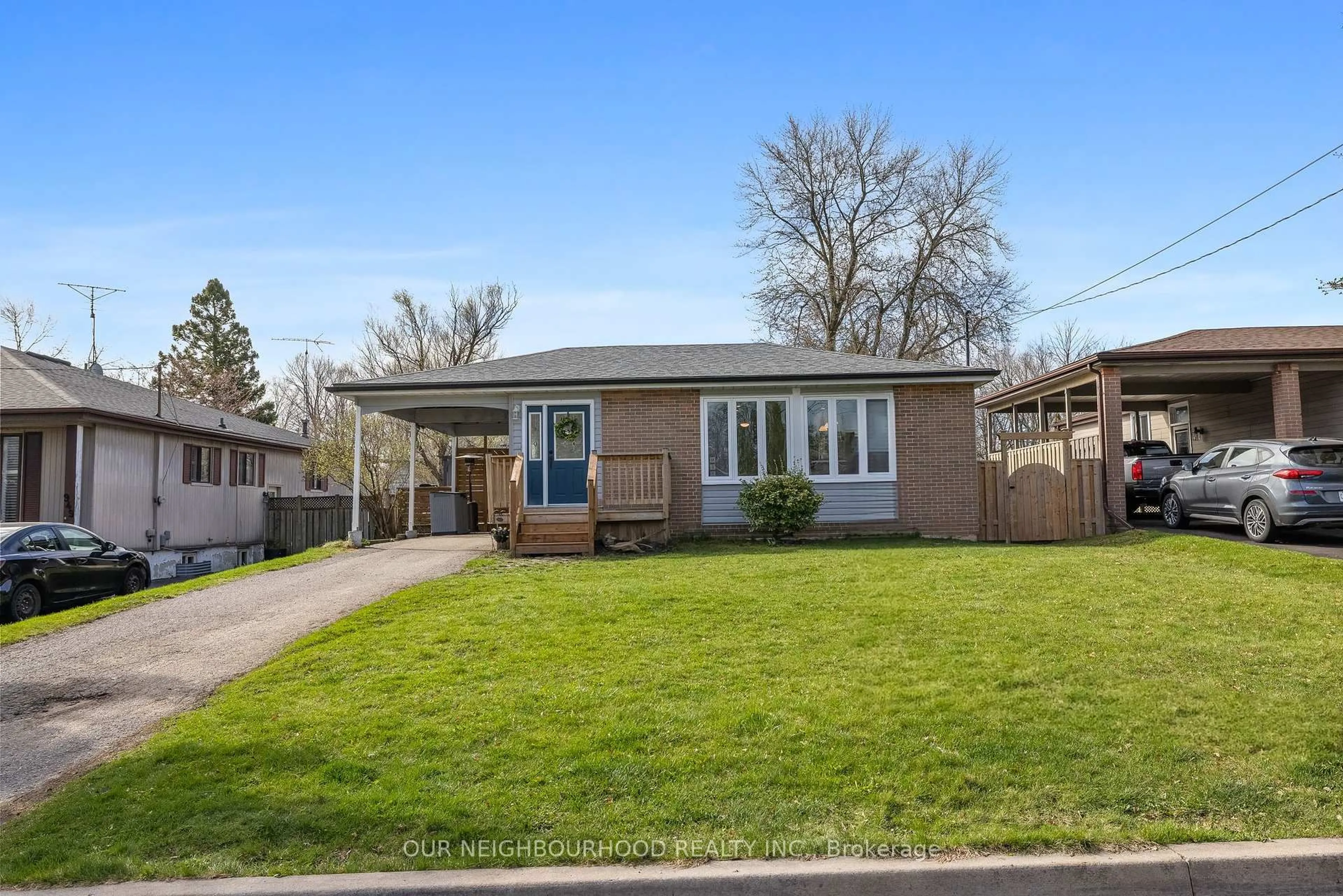 Home with vinyl exterior material, street for 947 Mink St, Pickering Ontario L1W 2G6